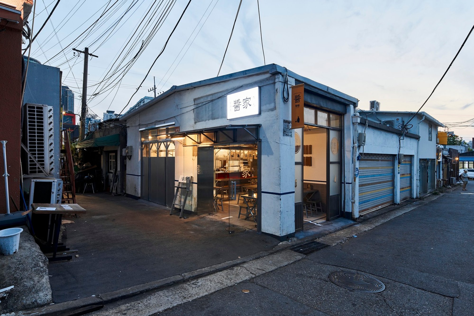 Zang-zip Korean Indoor Street Bar by OMO-Studio: A Fusion of Tradition and Urban Aesthetics