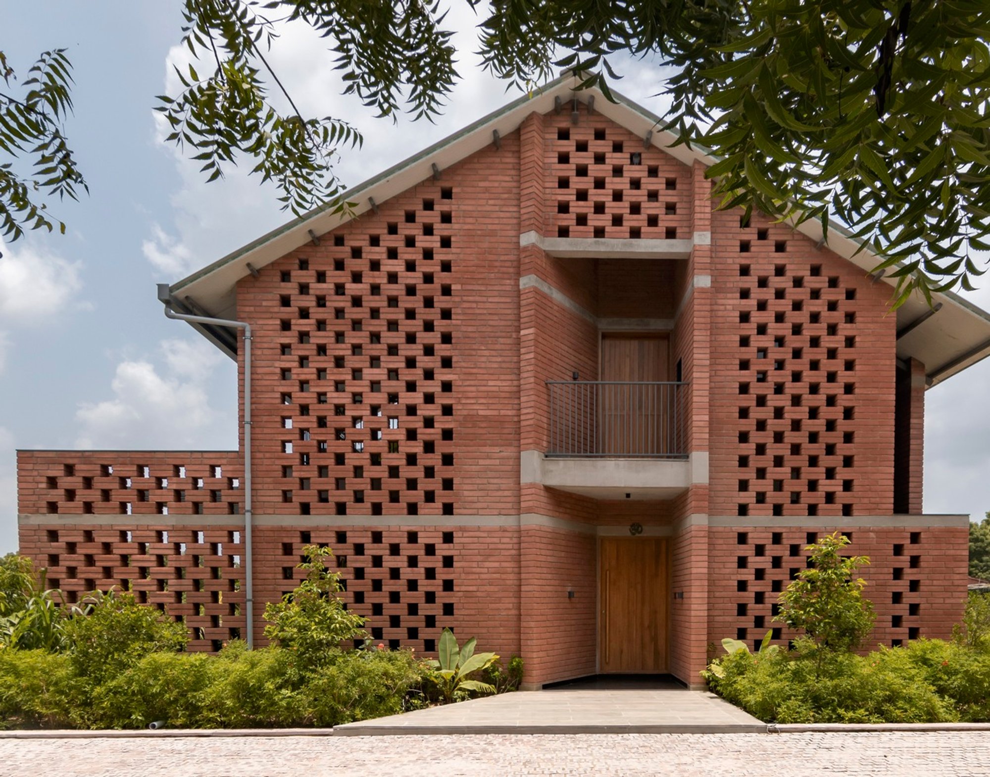 Jalmanjar Farmhouse: A Sustainable Architectural Marvel by Put Your Hands Together - BioArchitects