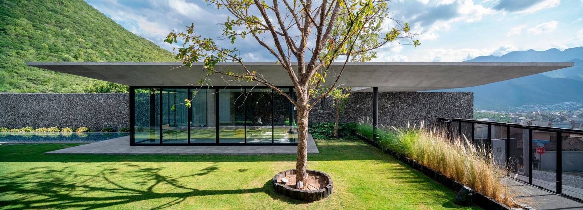 Gea House by Studio AM11: A Harmonious Integration with Nature