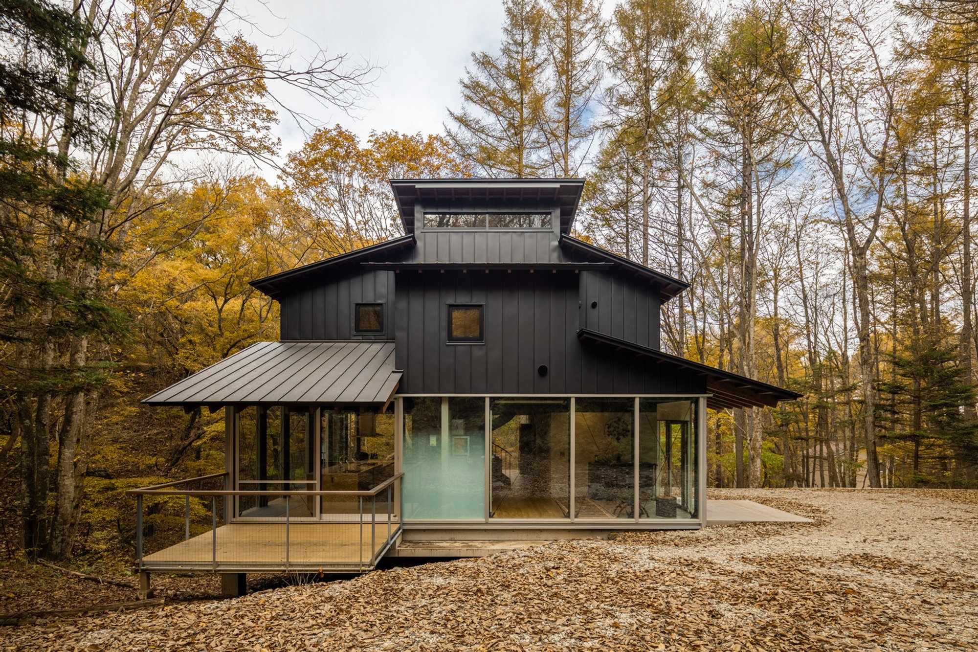 Multi-Roof Villa Design: Ninefold Roof by T2P Architects in Karuizawa