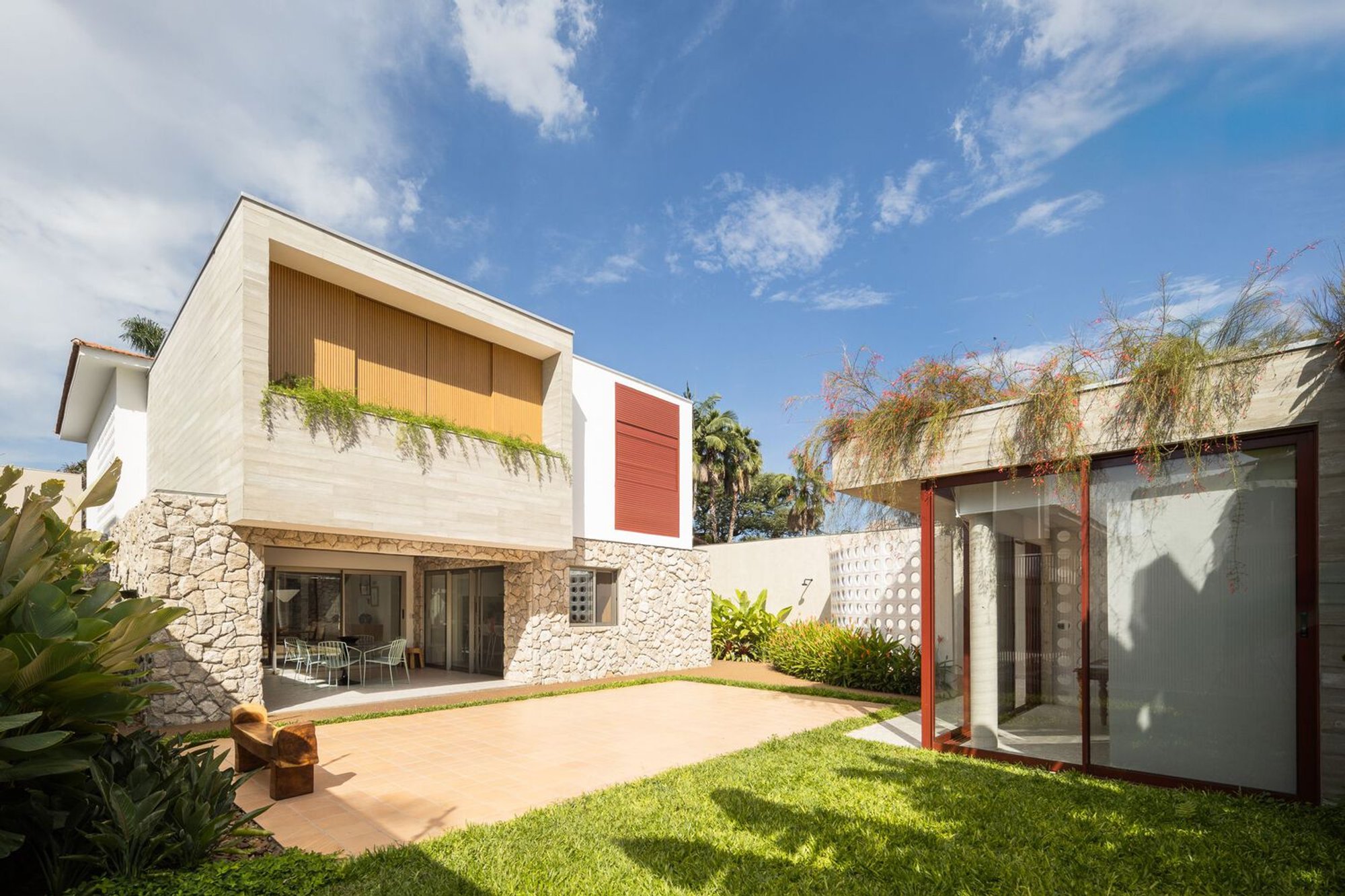 Contemporary House Renovation: Faria House by Estúdio OLO