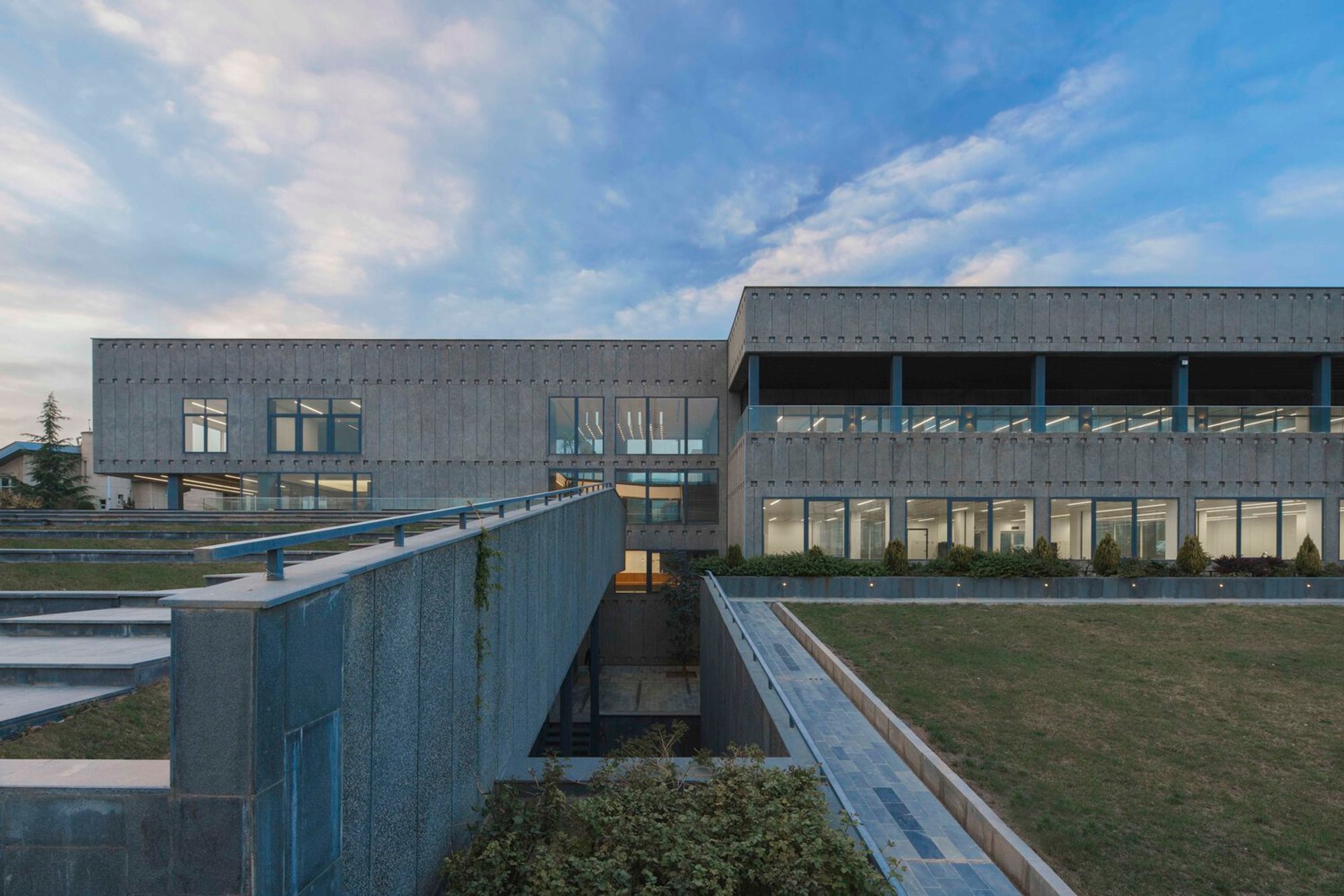 Saman Satellite Office Building by Hooba Design: A Harmonious Architectural Integration