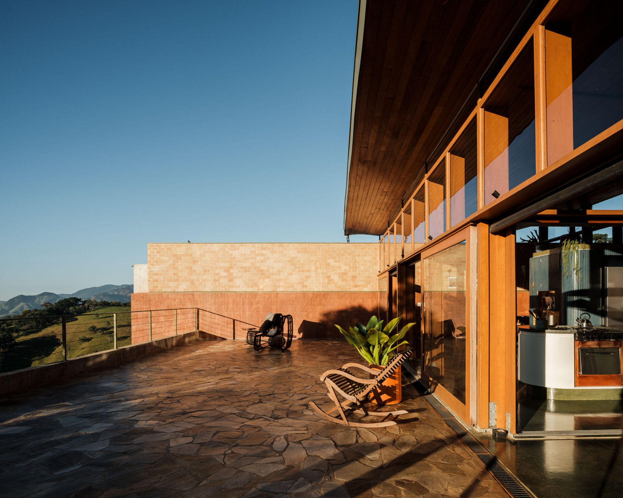 Koba House Estúdio HAA: A Sustainable Retreat in the Mantiqueira Mountains