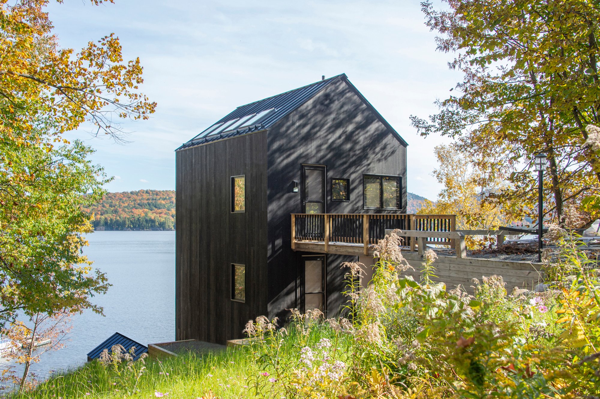 Indian Lake House by PJCArchitecture: A Harmonious Lakeside Retreat