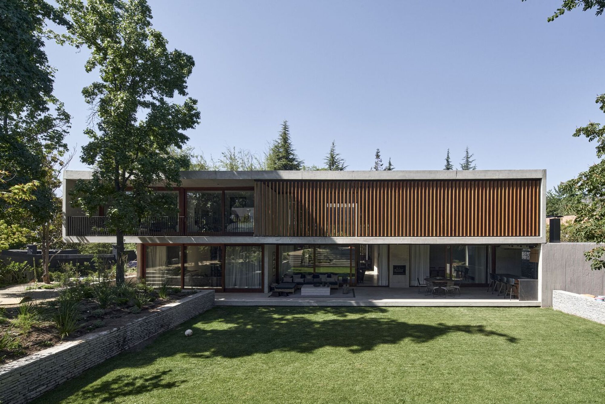 El Rincón House by Juan Carlos Sabbagh Arquitectos: A Contemporary Architectural Marvel in Santiago, Chile