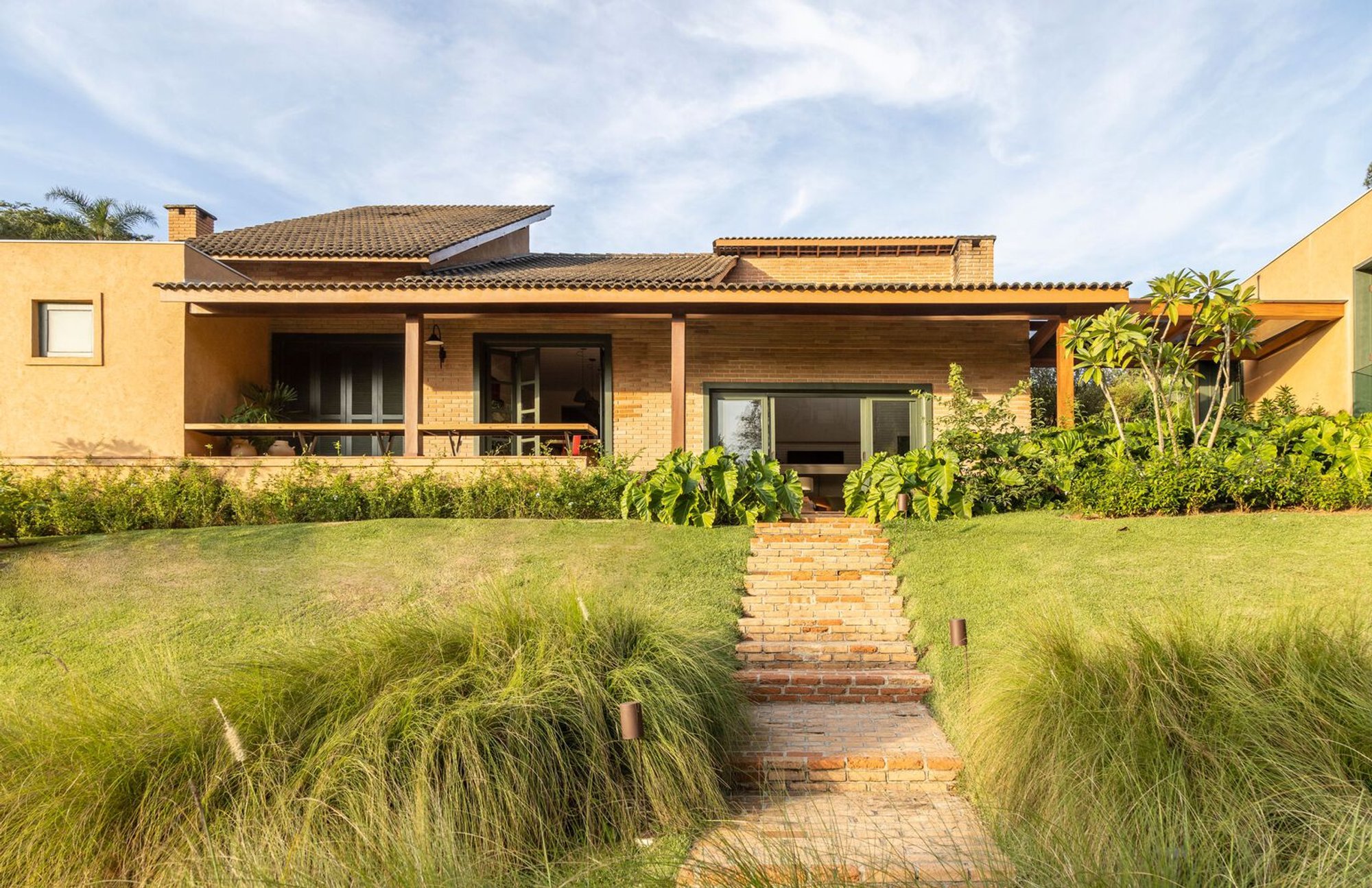 Ibi House by Arkitekt Associados: A Harmonious Blend of Tradition and Modernity