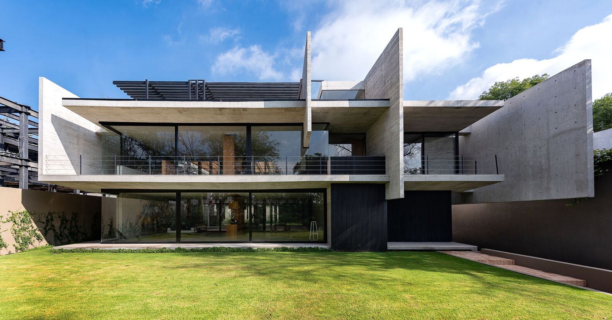 Casa Patios: A Harmonious Blend of Nature and Architecture