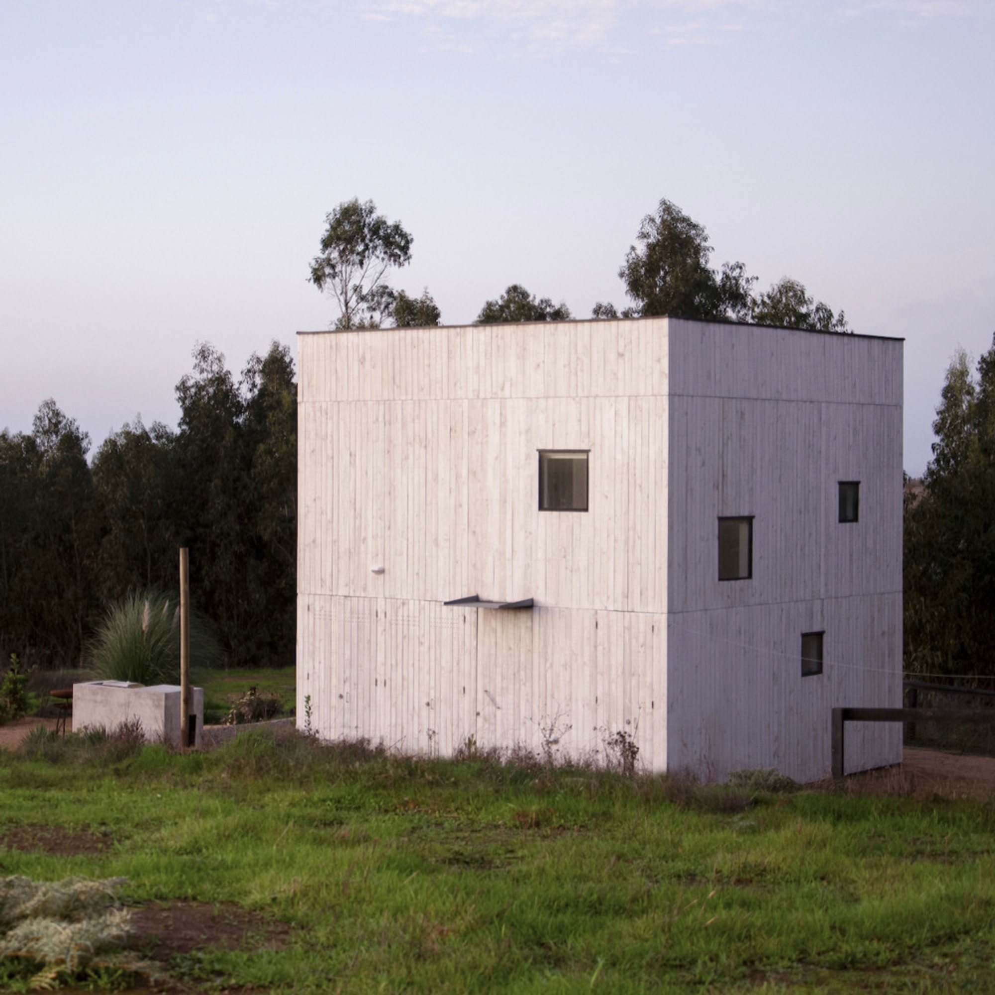 Kuvo House by Stanaćev Granados: A Minimalist Coastal Retreat in Chile