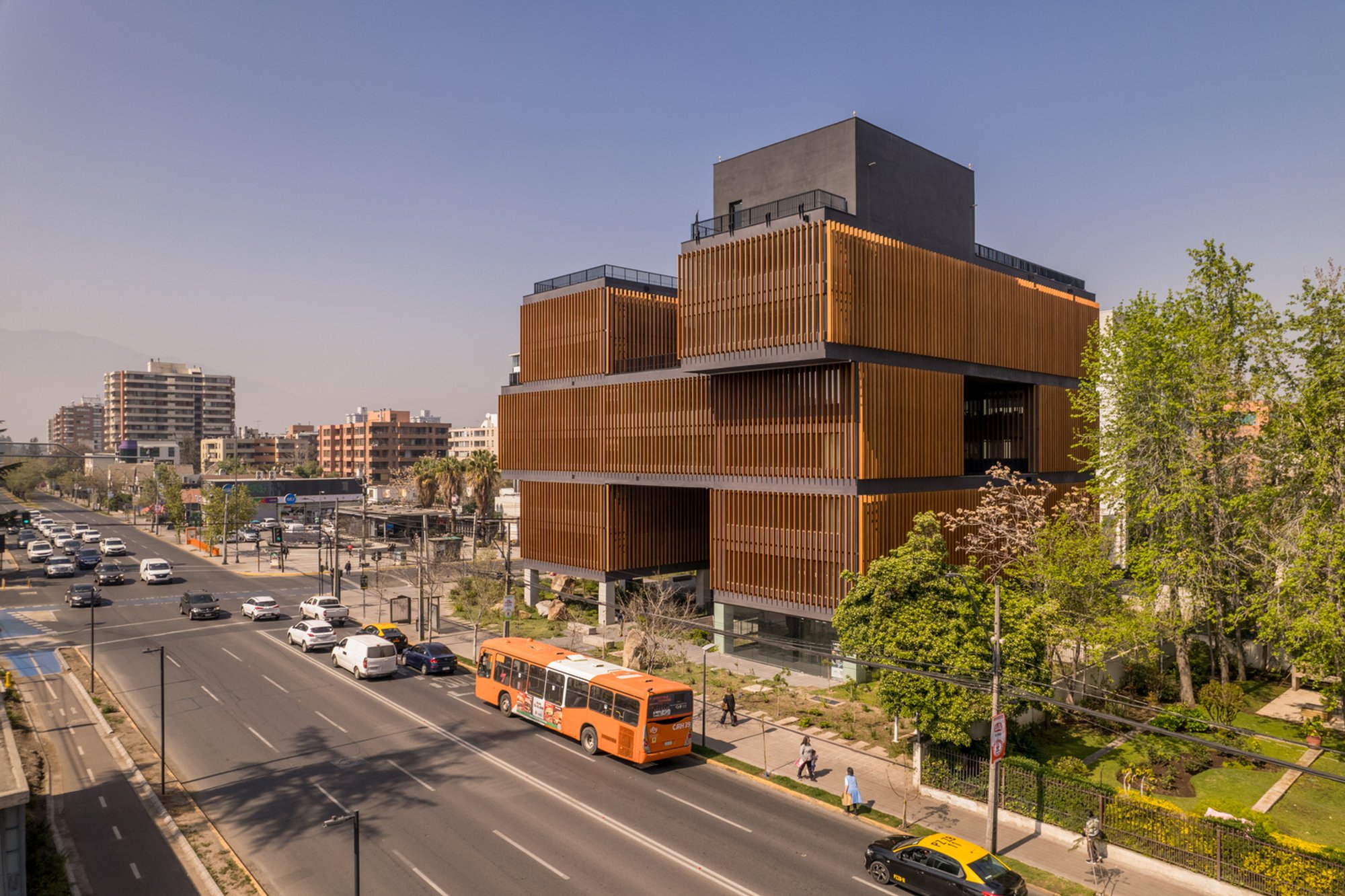 Gibraltar Building by COMUN: A Sustainable Mixed-Use Landmark in Providencia