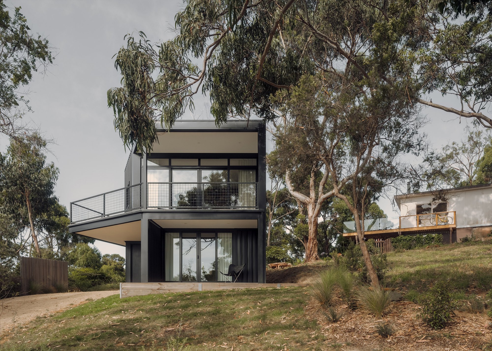 AO.30 Kennett River House by MGAO: A Coastal Retreat with Captivating Views
