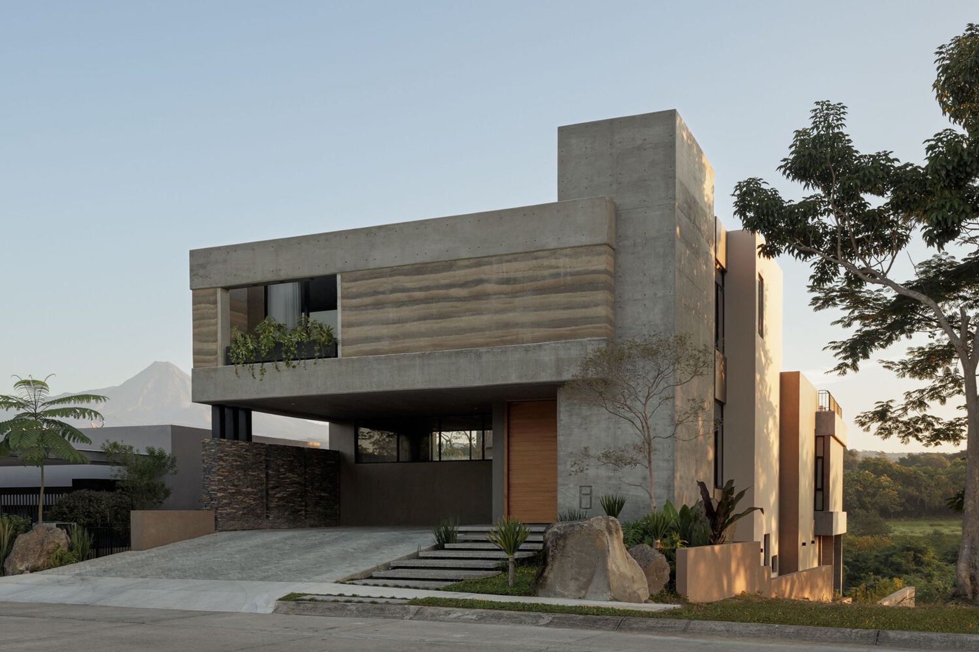 Nomah House by Di Frenna Arquitectos: A Harmonious Fusion of Nature and Architecture