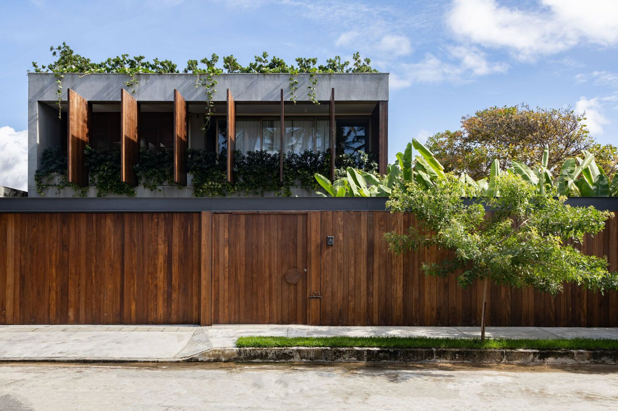 Guaxuma House by Angeli.Leão: A Coastal Retreat Blending Nature and Architecture