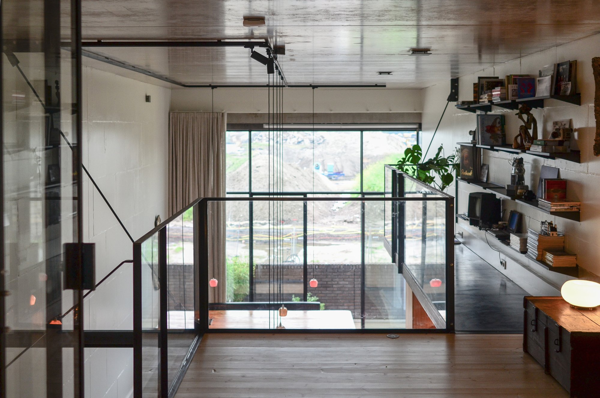 One-and-a-half-floor House by studio SAAM: A Seamless Blend of Innovation and Elegance