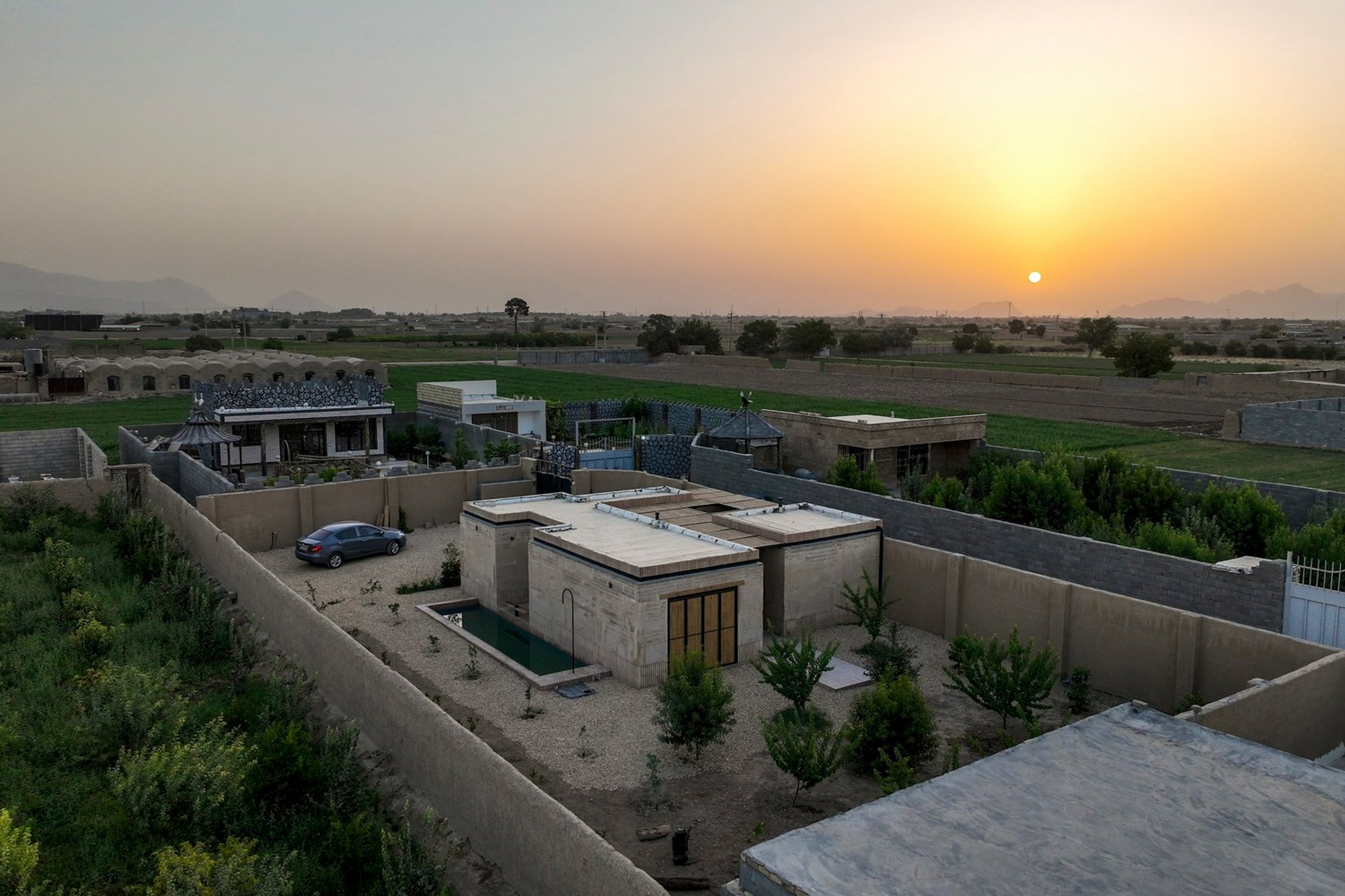 Khaki House by EZ Studio: A Harmony of Earth and Architecture