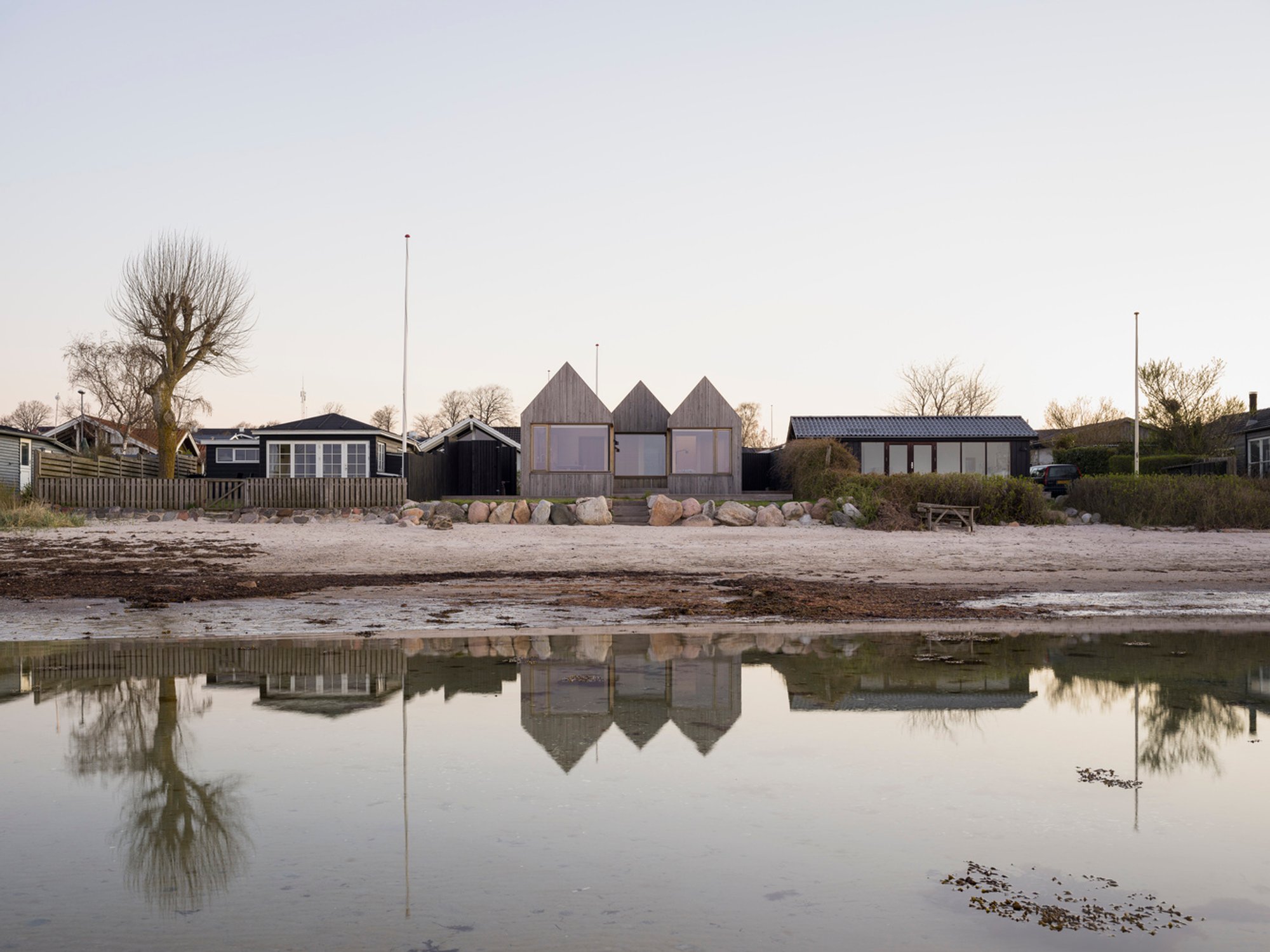 Strandvejen 35 Summer House by Jesper Kusk Arkitekter: A Masterpiece of Compact Living