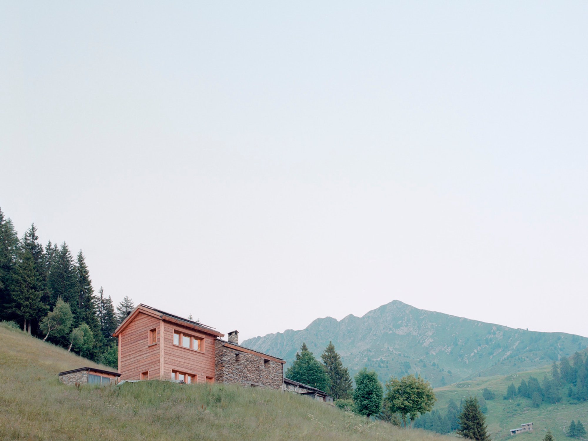 Baitridana Hut: A Harmonious Restoration of Alpine Heritage