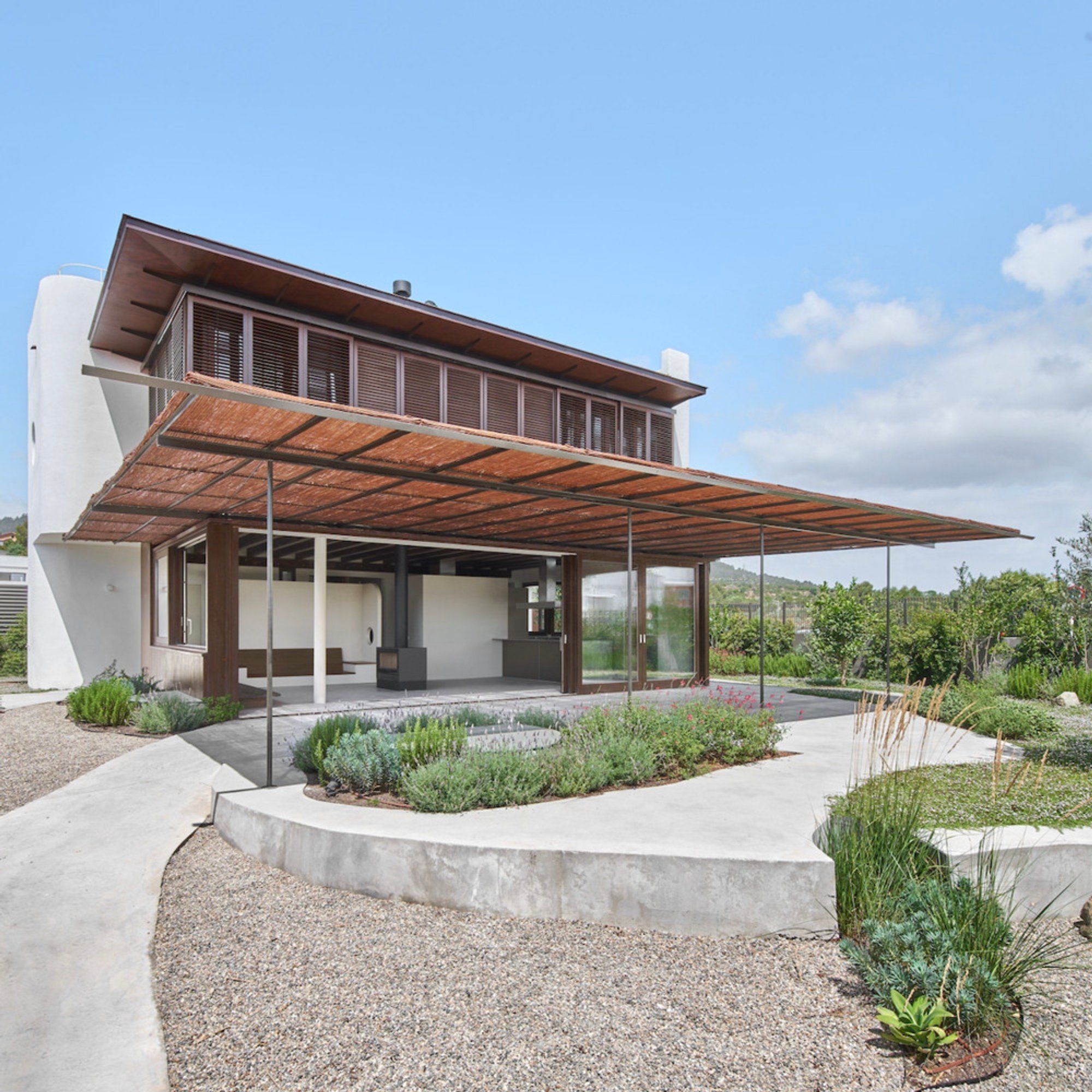 Llor House by Jorge Vidal Studio: A Harmonious Blend of Privacy, Natural Light, and Material Contrasts