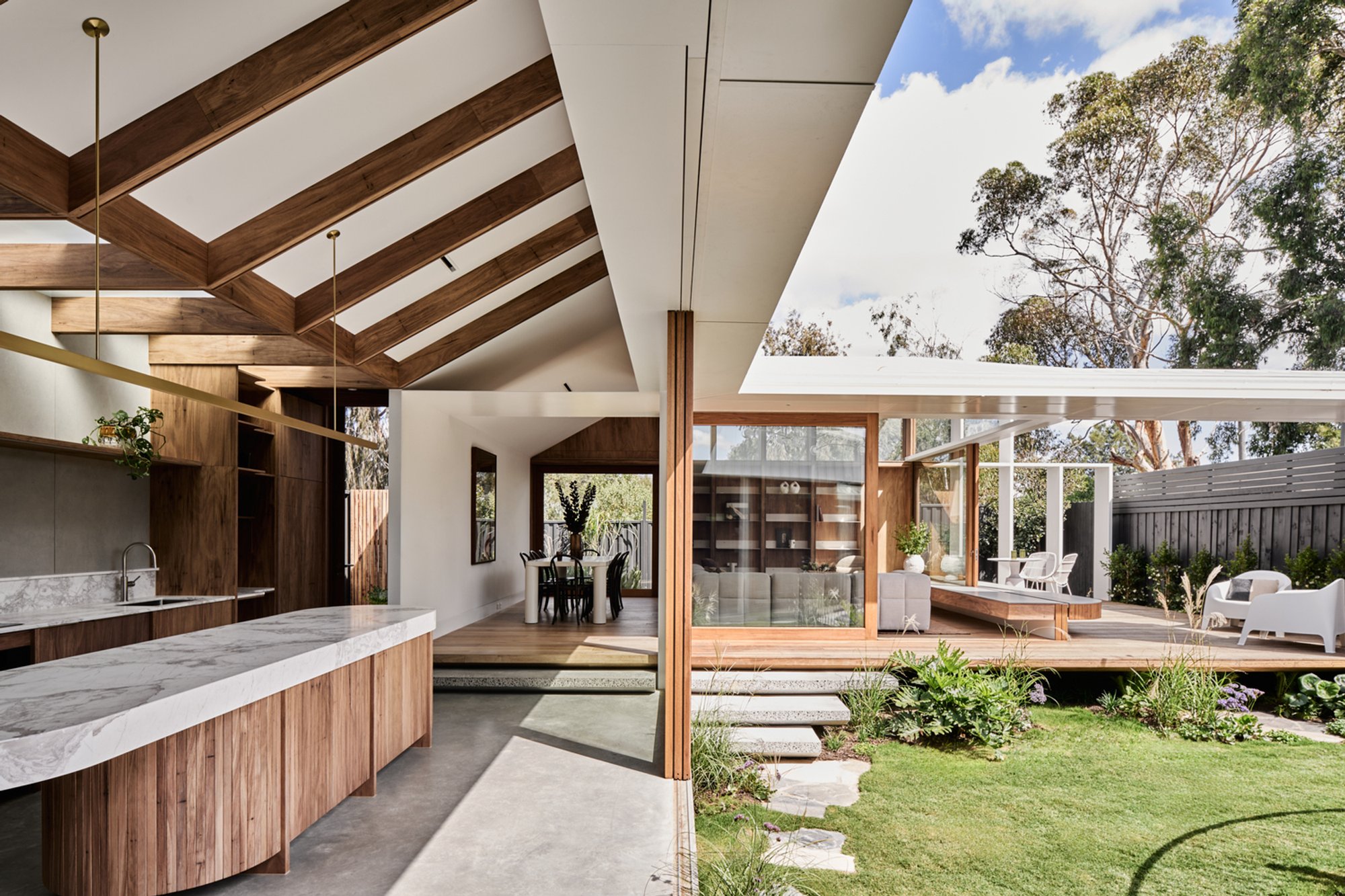 Courtyard House Design: Hug House by FIGR Architecture & Design