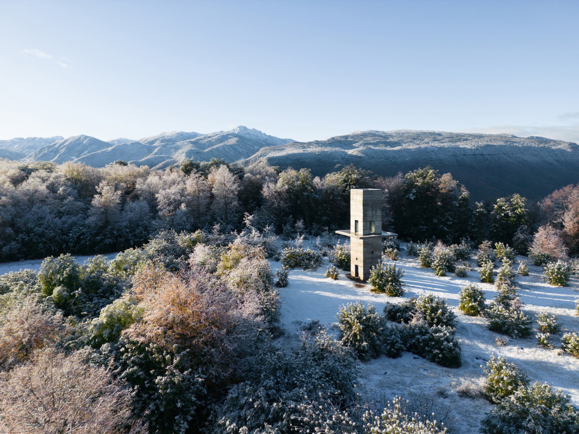 LAMA Pavilion by Pezo von Ellrichshausen: A Vertical Landmark in the Chilean Landscape