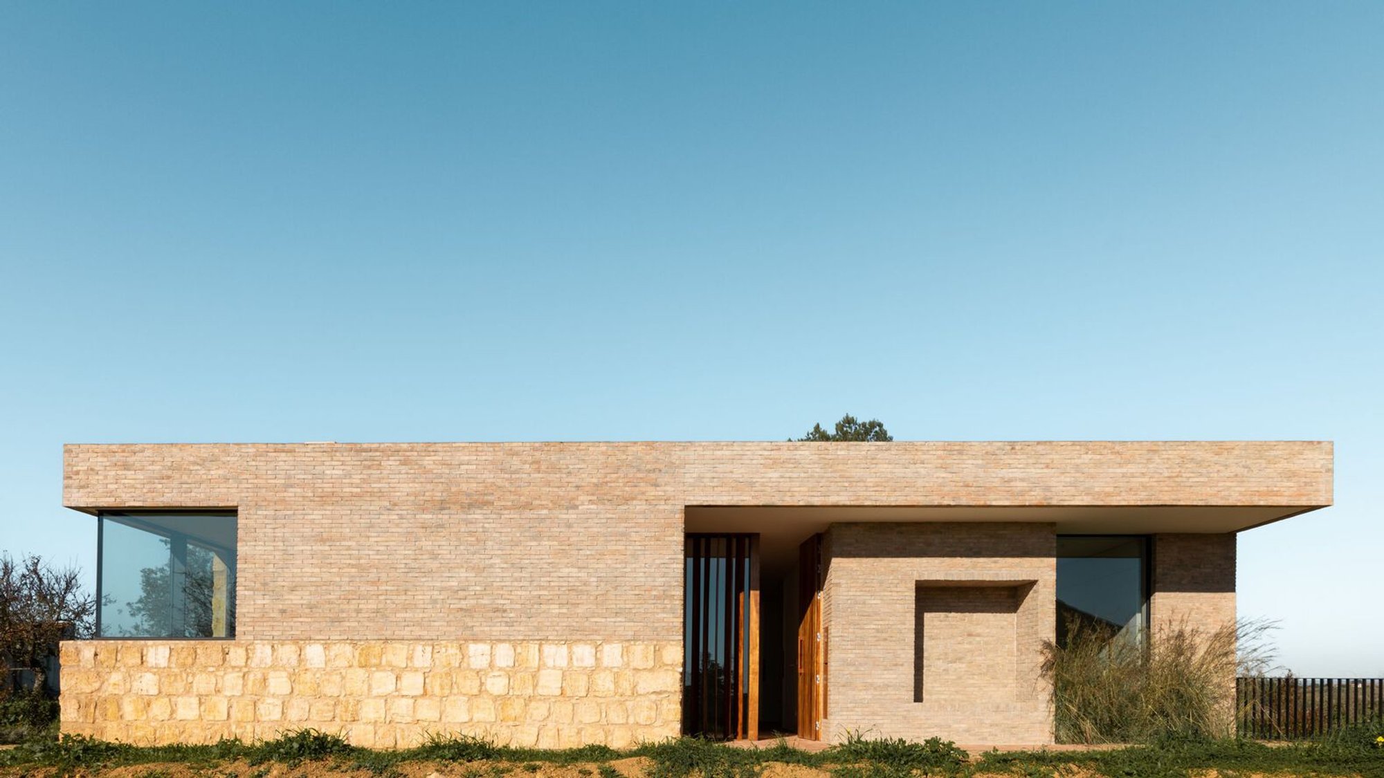 Vale Flores House by PAr Plataforma de ARquitectura: A Harmonious Blend of Nature and Architecture