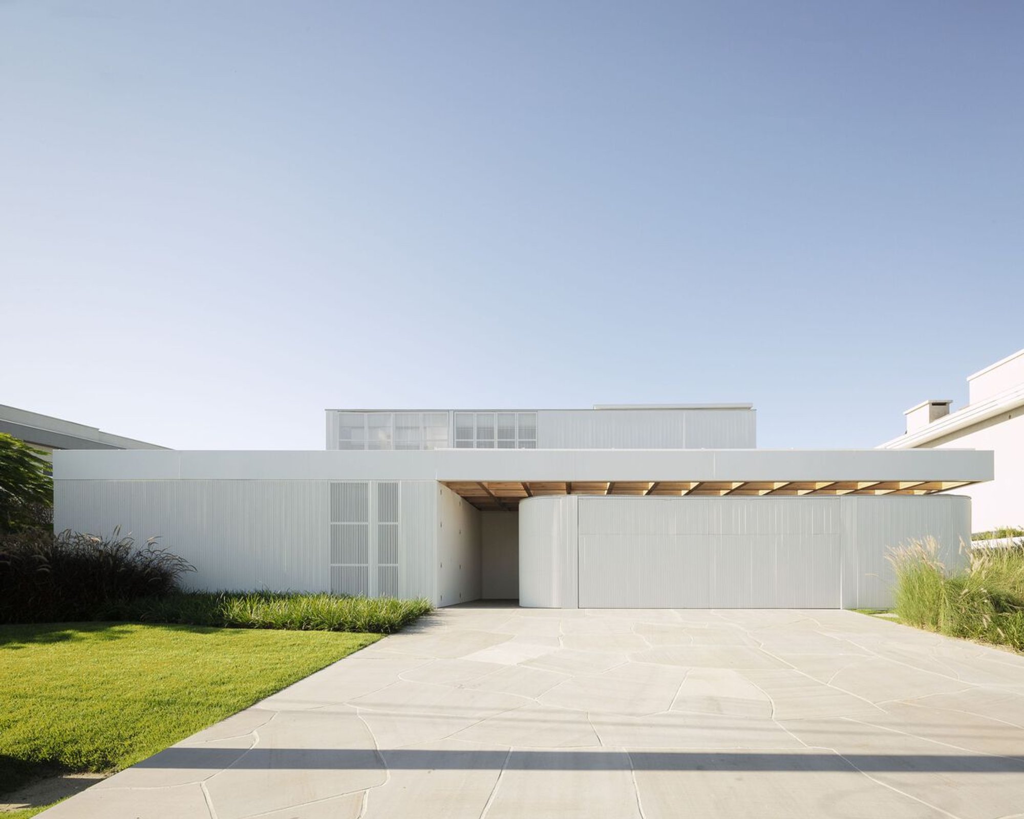 Lua House by Arquitetura Nacional: A Perfect Blend of Comfort and Elegance