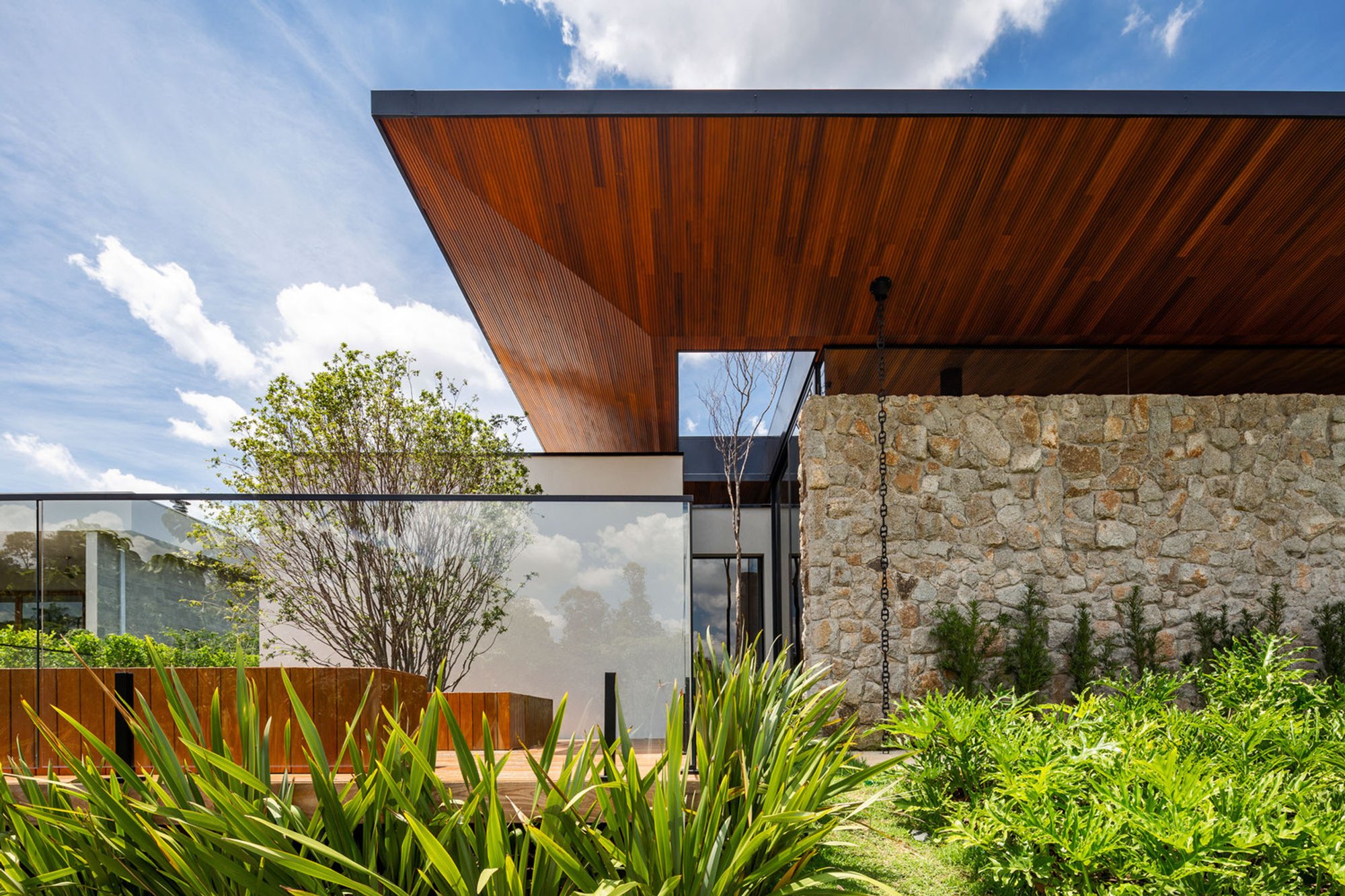 Terras House by Taguá Arquitetura: A Modern Fusion of Concrete, Steel, and Nature