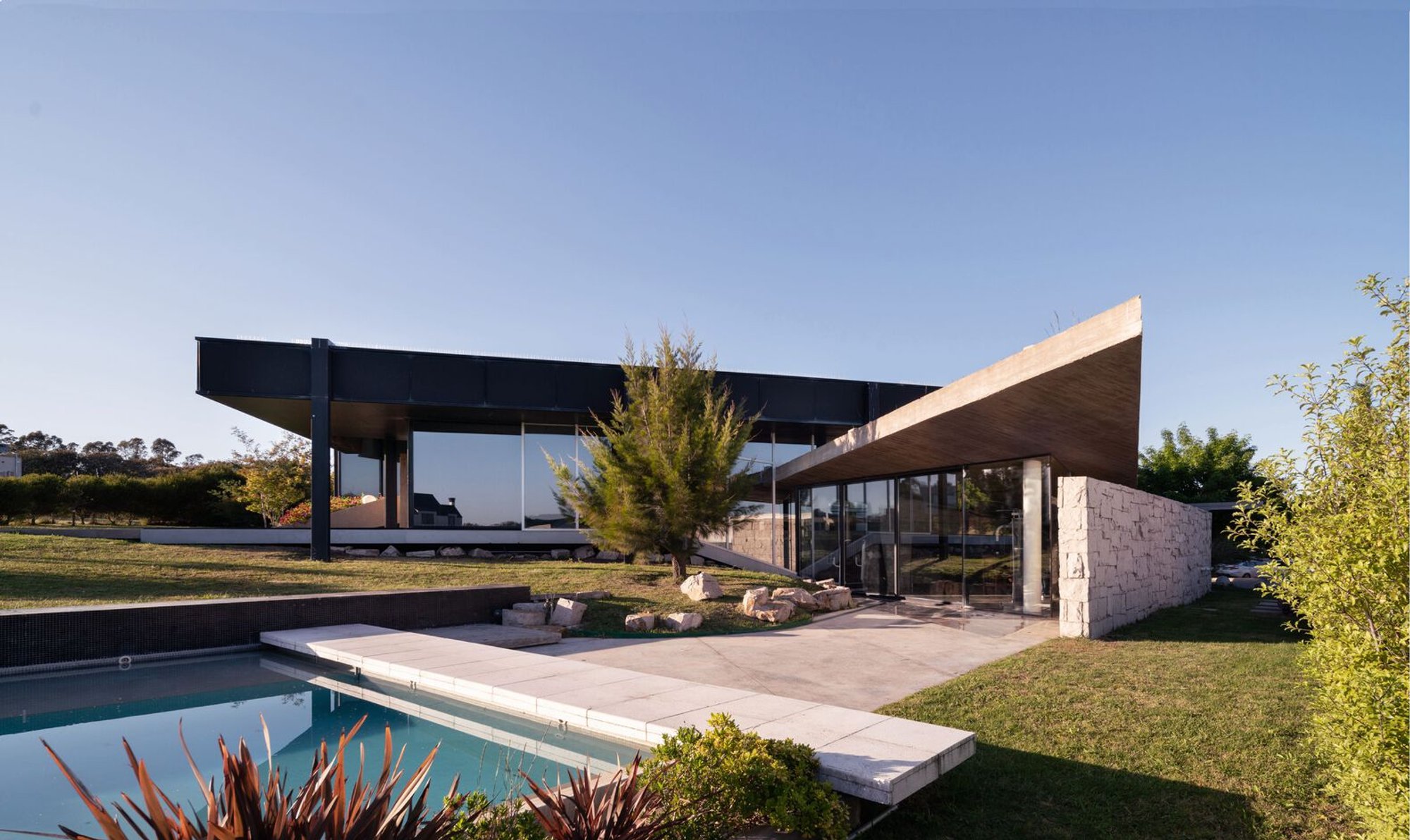 388 House by TAM - Guillermo Elgart: Merging Architecture and Nature in Mar del Plata, Argentina