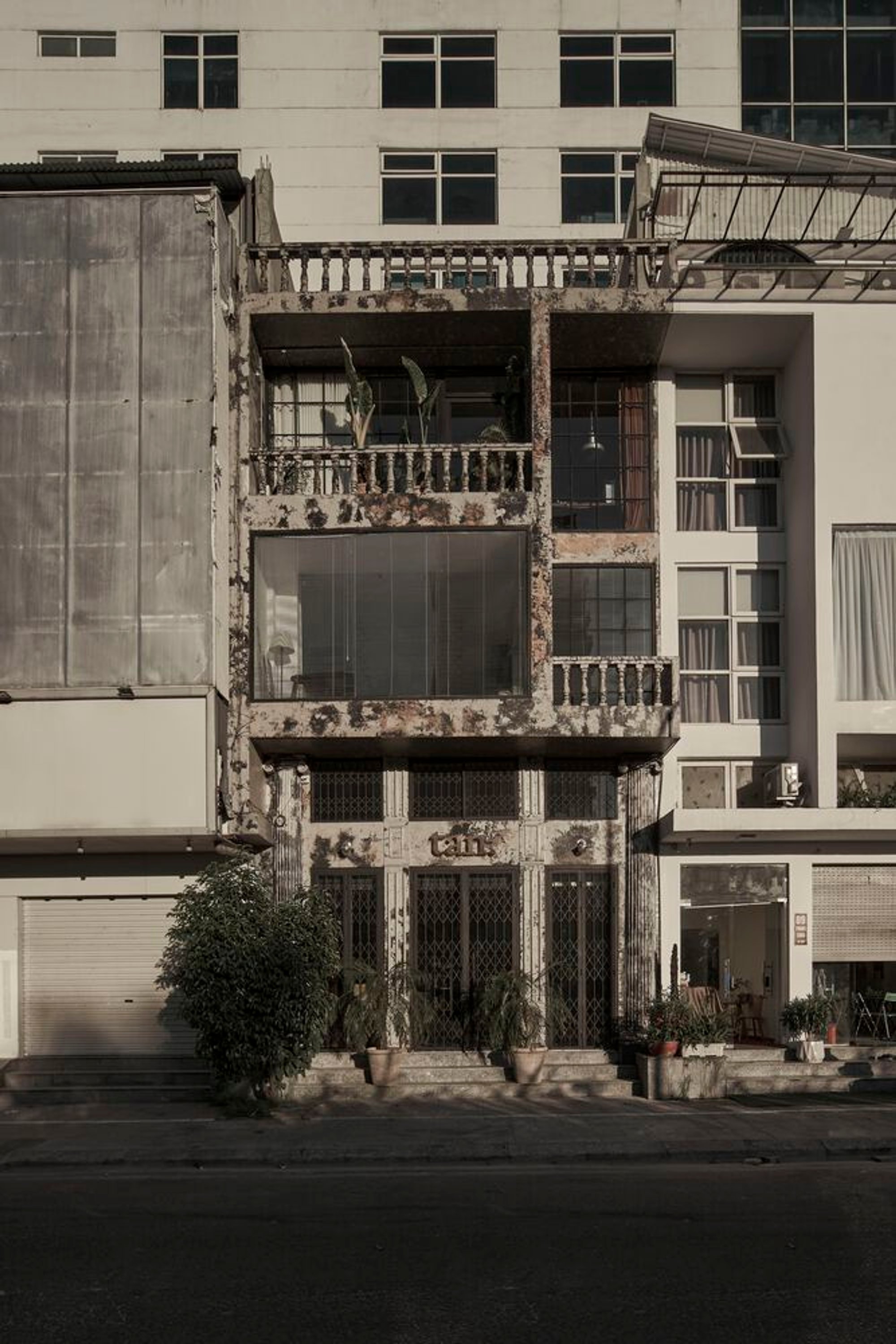 Le Condé House by Limdim House Studio: A Harmonious Blend of Industrial Loft Aesthetics and Timeless Elegance