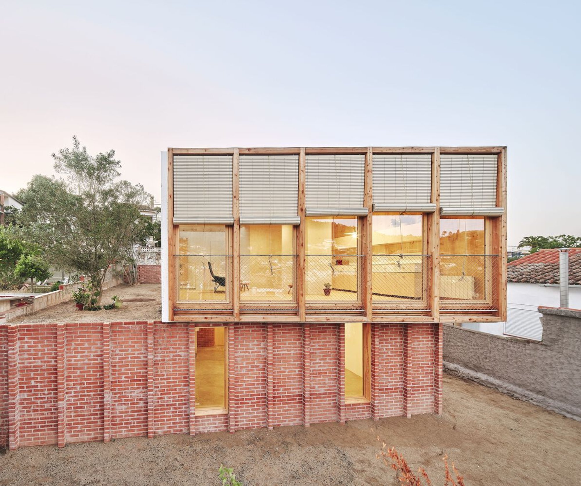 House on a Brick Base by Ágora Arquitectura