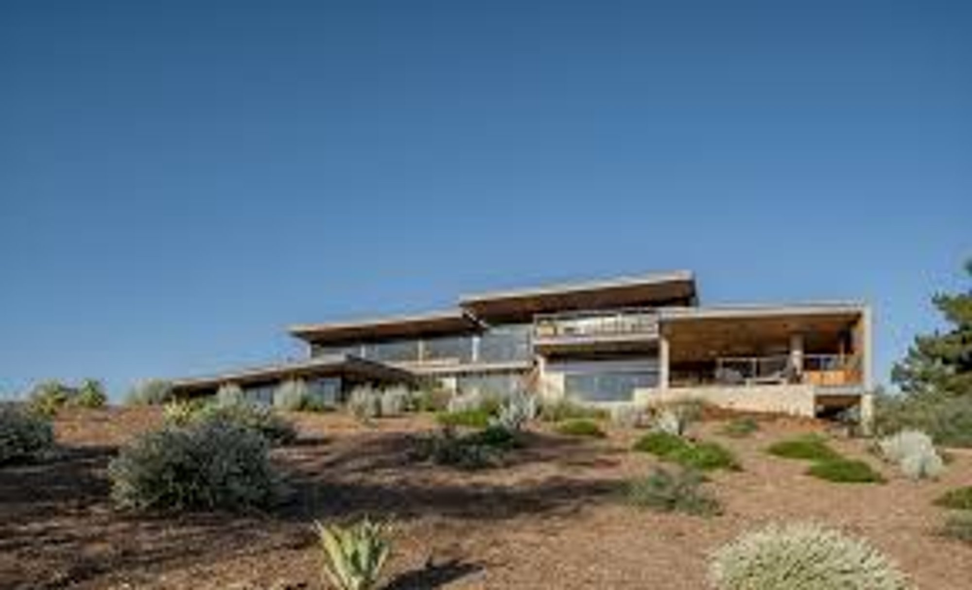Arroyo Oak House: A Sustainable Modern Residence by ANX by Aaron Neubert Architects