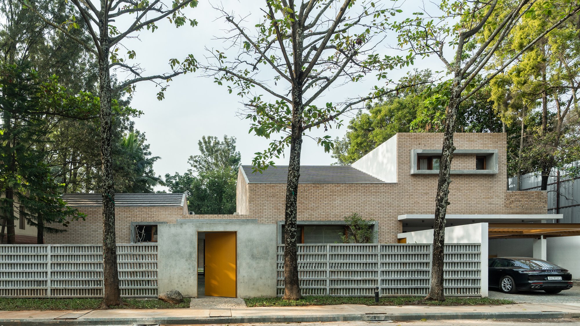 Lenka House by Khosla Associates – A Contemporary Courtyard Home in Bangalore
