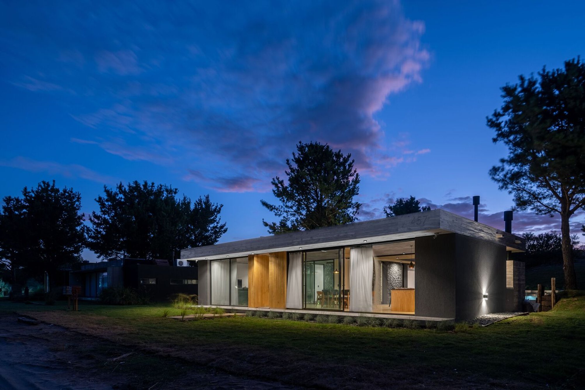 House I by En Obra Arquitectos: A Modern Summer Retreat in Costa Esmeralda, Argentina