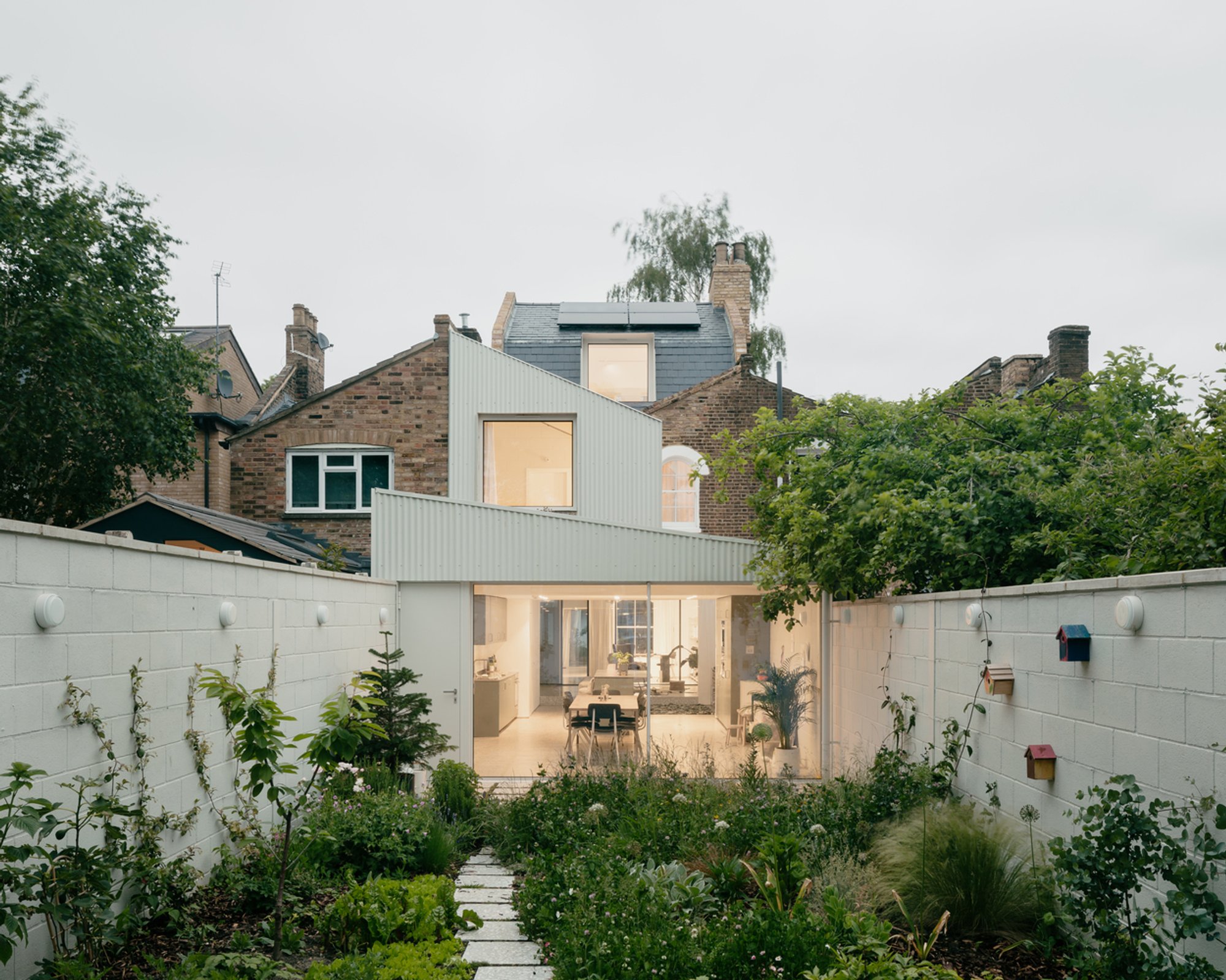 White Patio House by Pashenko Works – A Contemporary Reinvention of the Victorian Terrace