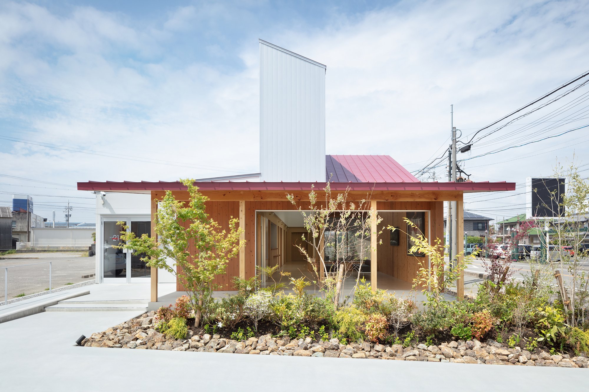Sakurai Clinic by CLOUD ARCHITECTS – A Healing Space Filled with Light and Nature