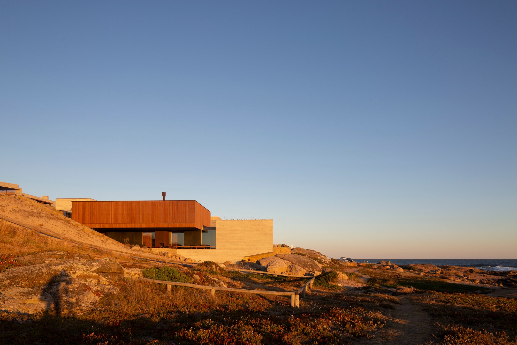 Stone House by Grimaldi - Nacht arquitectos – Harmonizing Landscape, Concrete, and Wood