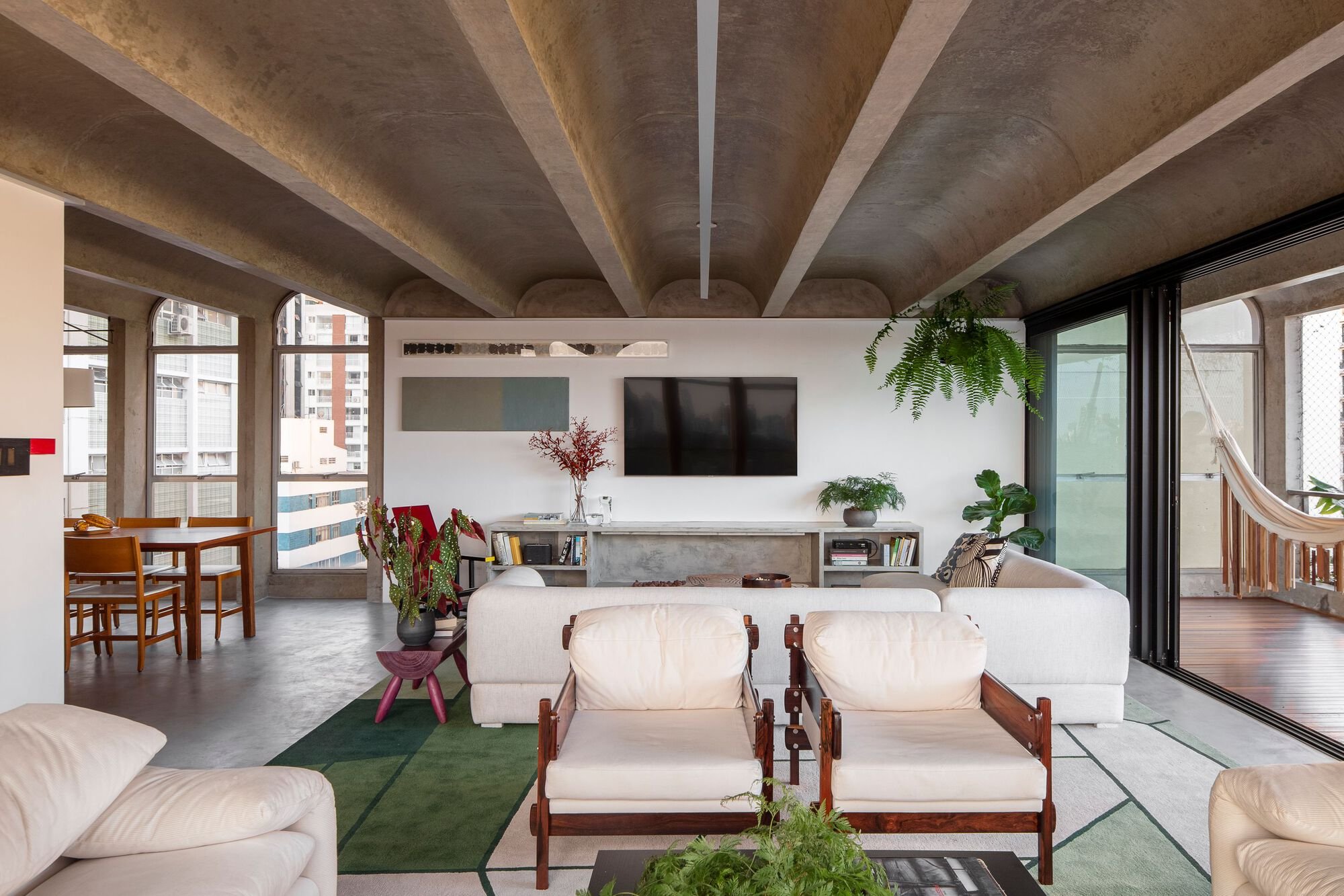 Arches Apartment Renovation by Ana Sawaia Arquitetura + Estúdio Paulo Alves