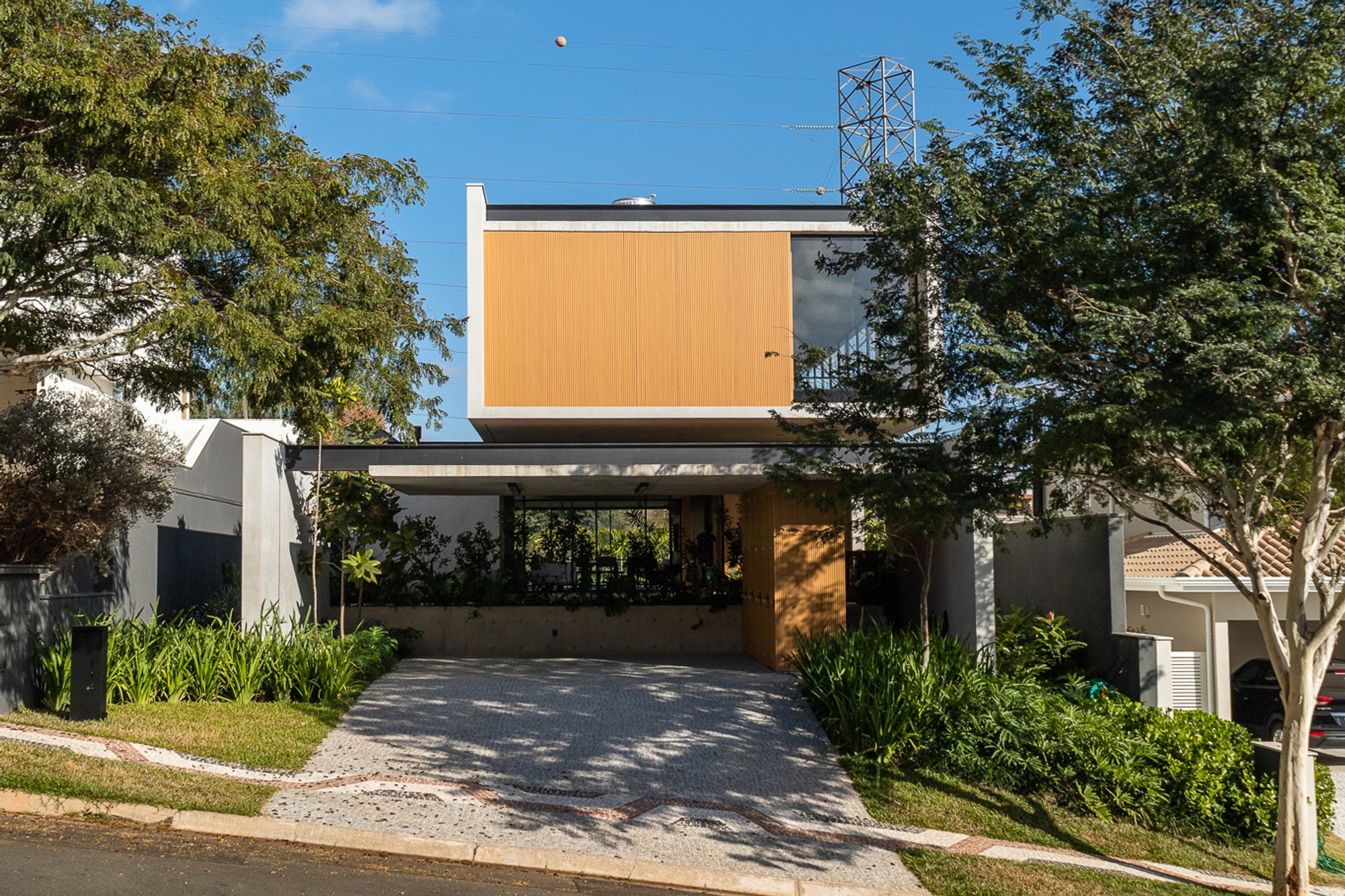 Two Squares House by 24 7 Arquitetura: A Seamless Dialogue Between Volumes and Nature