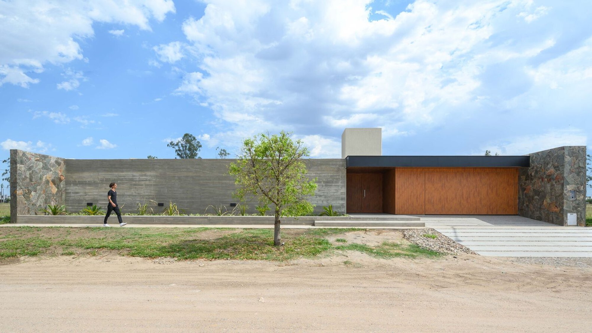 Intimate House by Karlen + Clemente: Modern Residential Design in Rio Tercero