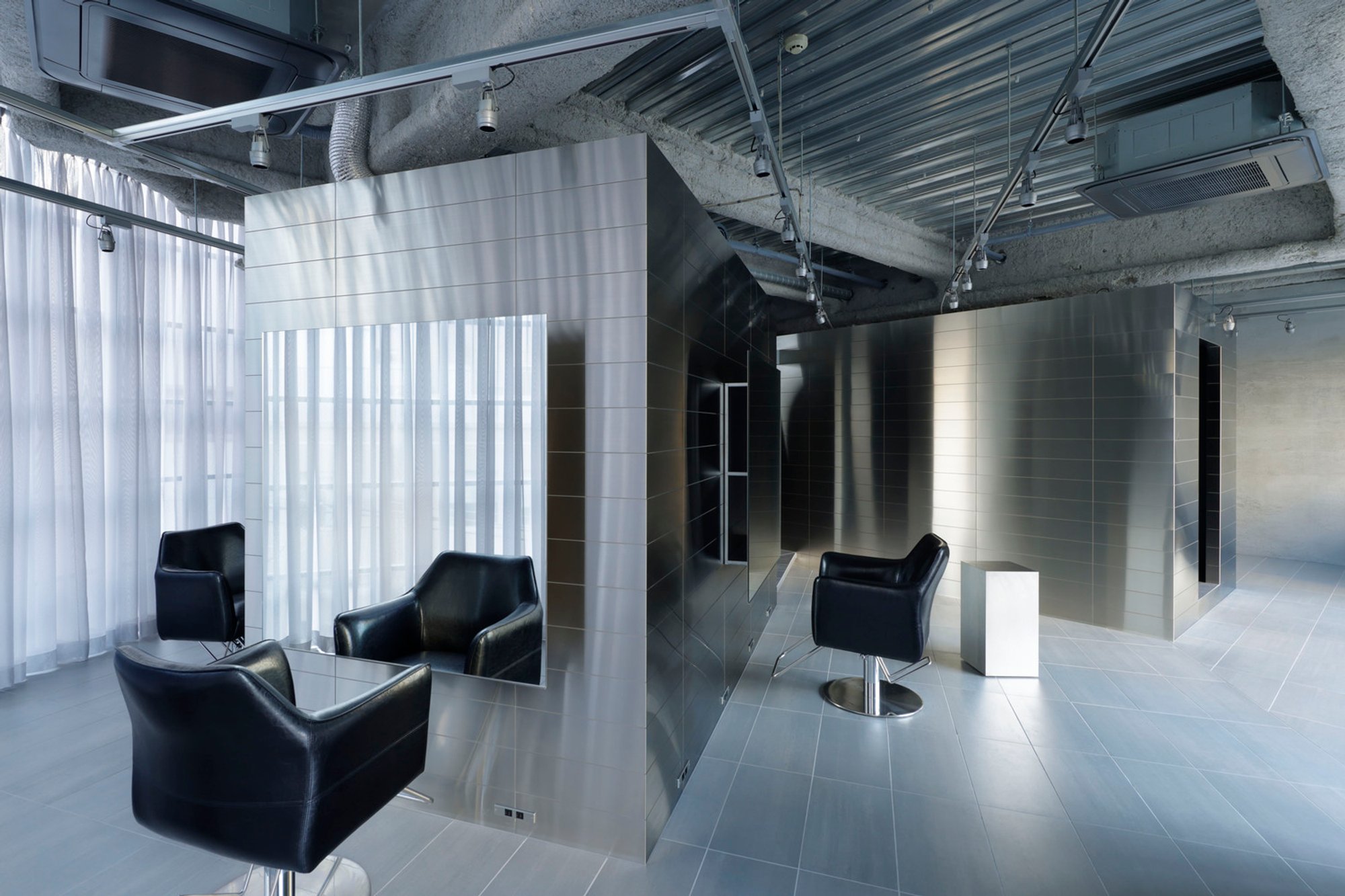 STAKK Hair Salon by kfuna – A Grid-Inspired Space of Logic and Balance in Osaka