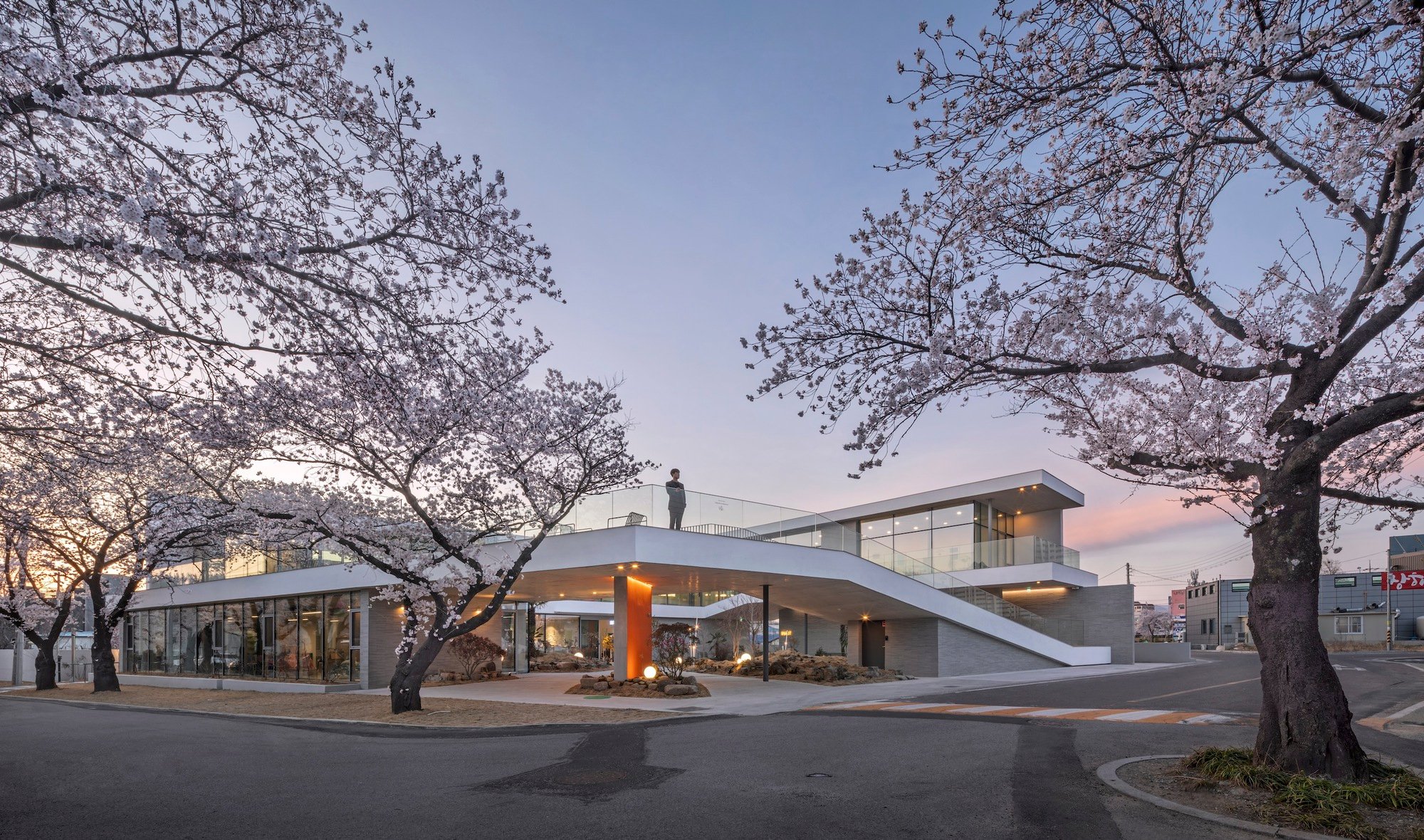 In A Little Time Café by PLS Architects + Atelier MODS – A Modern Courtyard Café in Ulsan