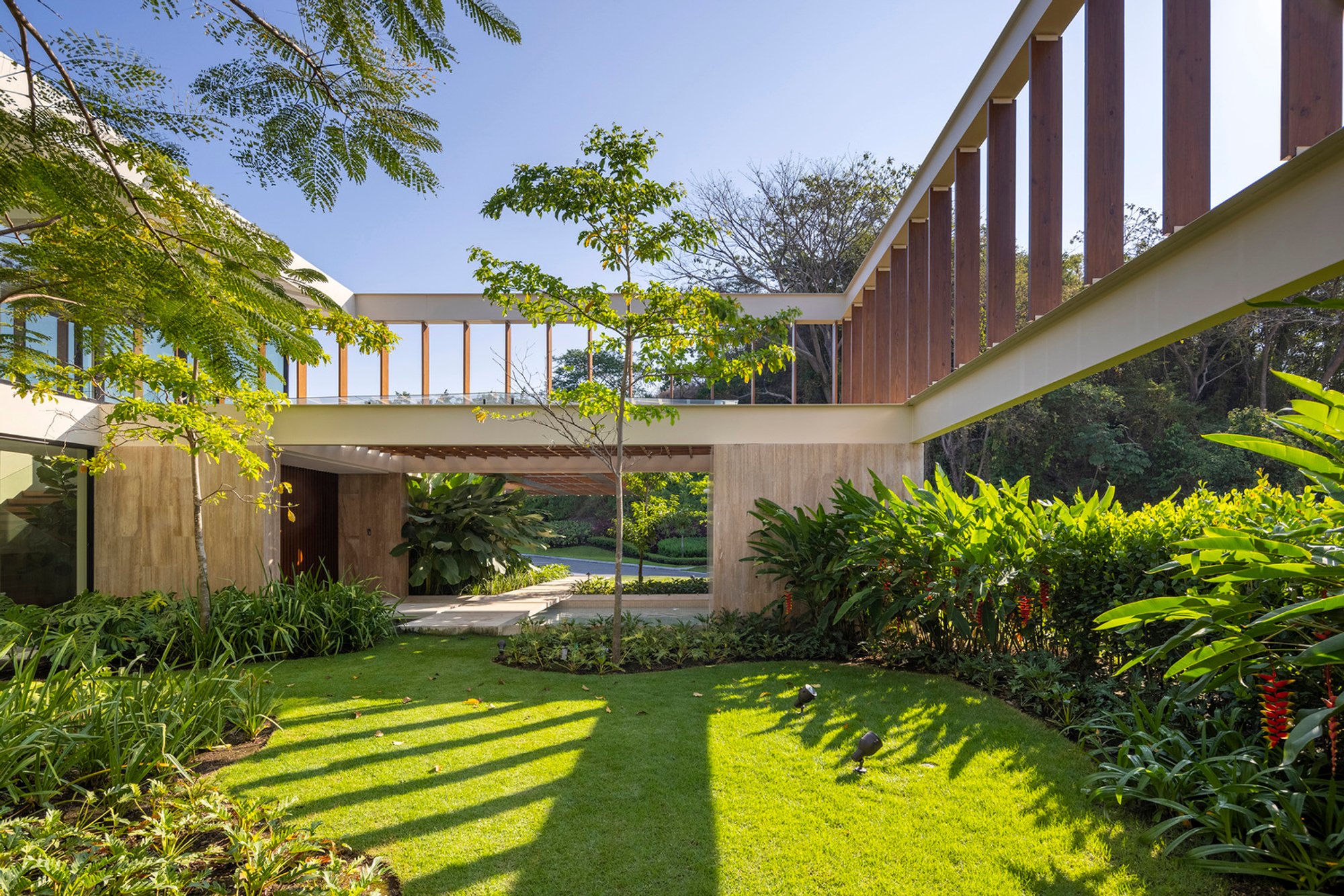 Patio House by Garnier Arquitectos: Contemporary Tropical Luxury in Costa Rica