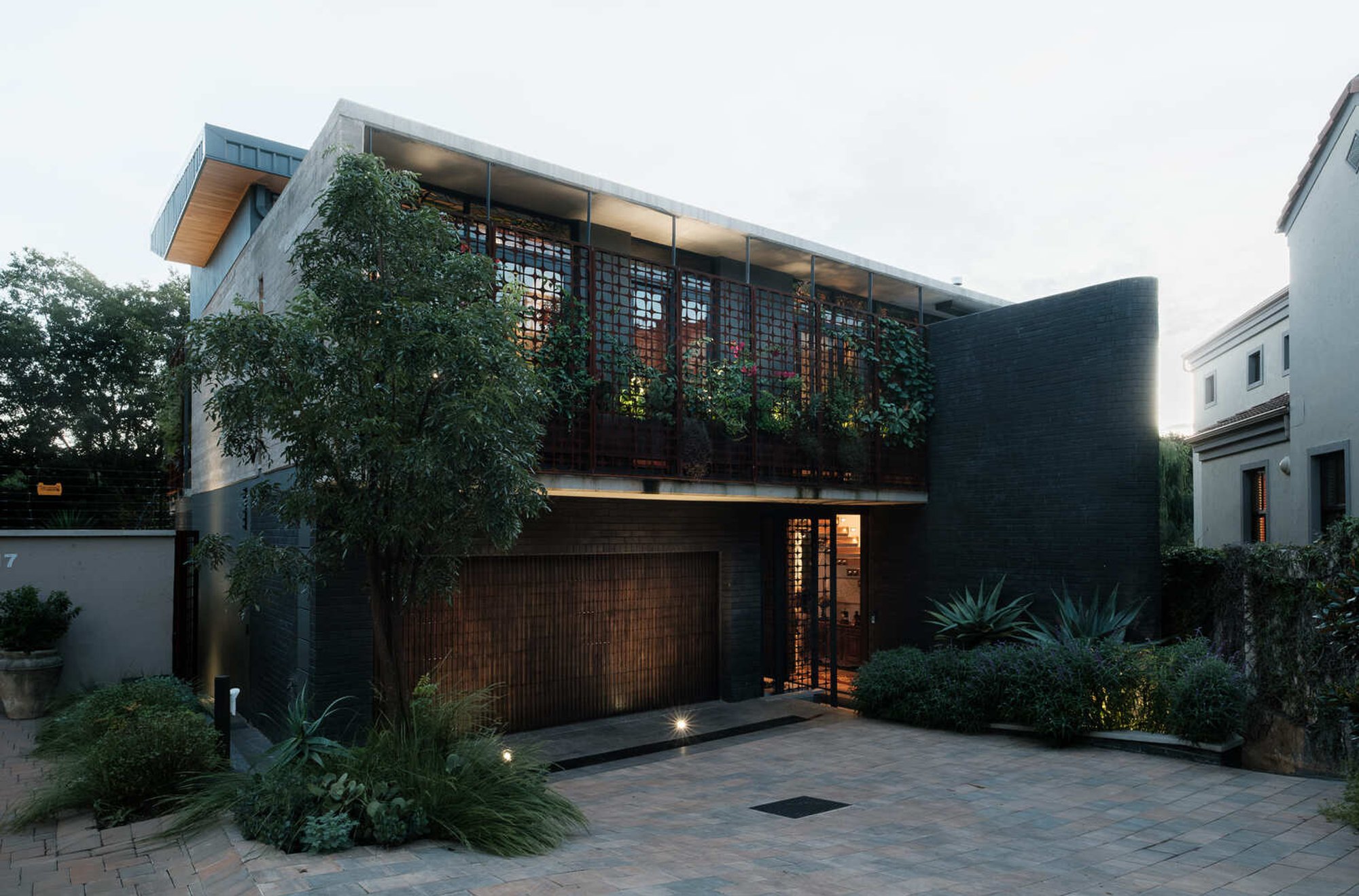 Noirhaus by KONSEP Architecture Studio – A Bold Fusion of Brutalism, Mediterranean Elegance, and Nature