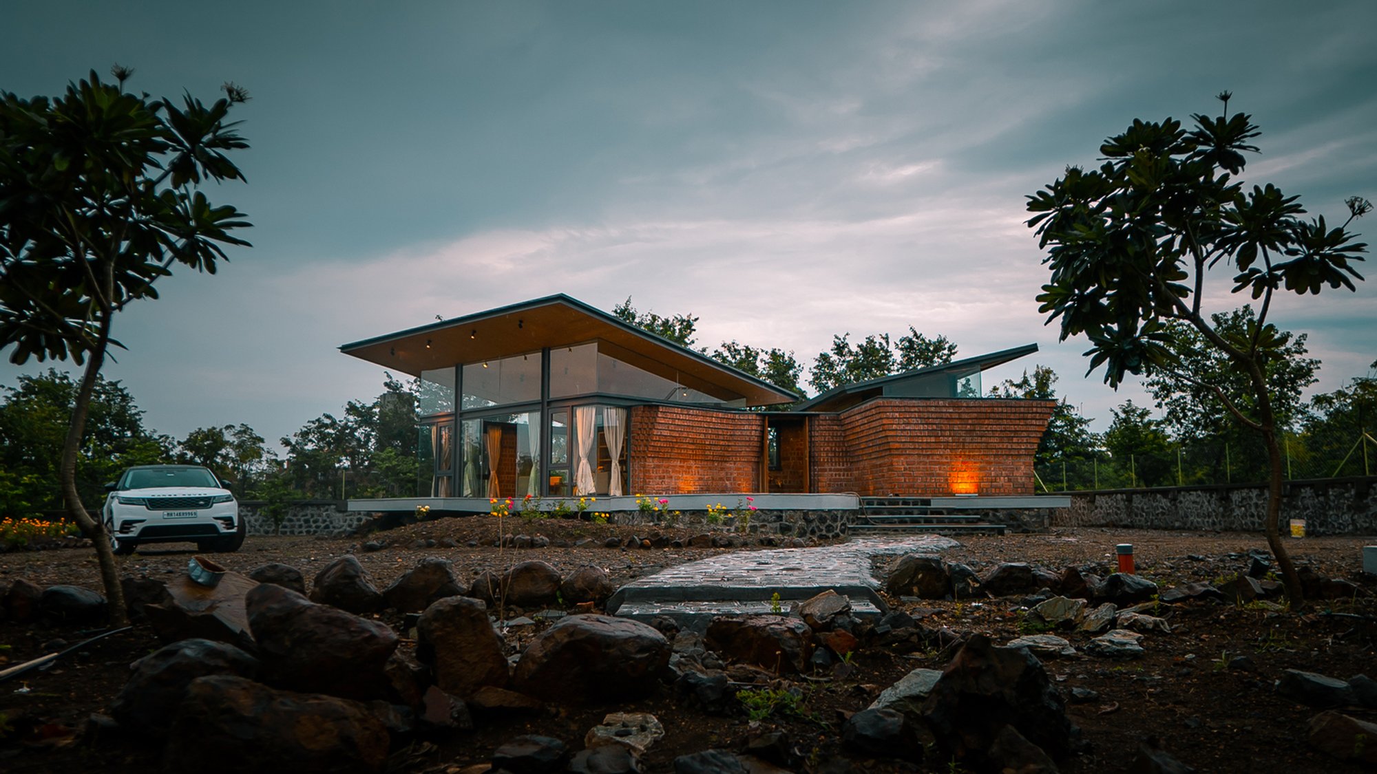 The Inner Journey – A Weekend House in Meherabad by Tres Atelier