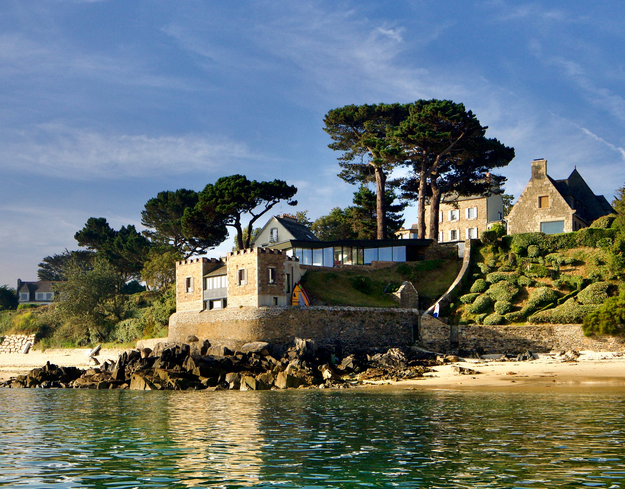 Fortin House by Studio Odile Decq – A Modern Glass Retreat on Brittany’s Rugged Coastline