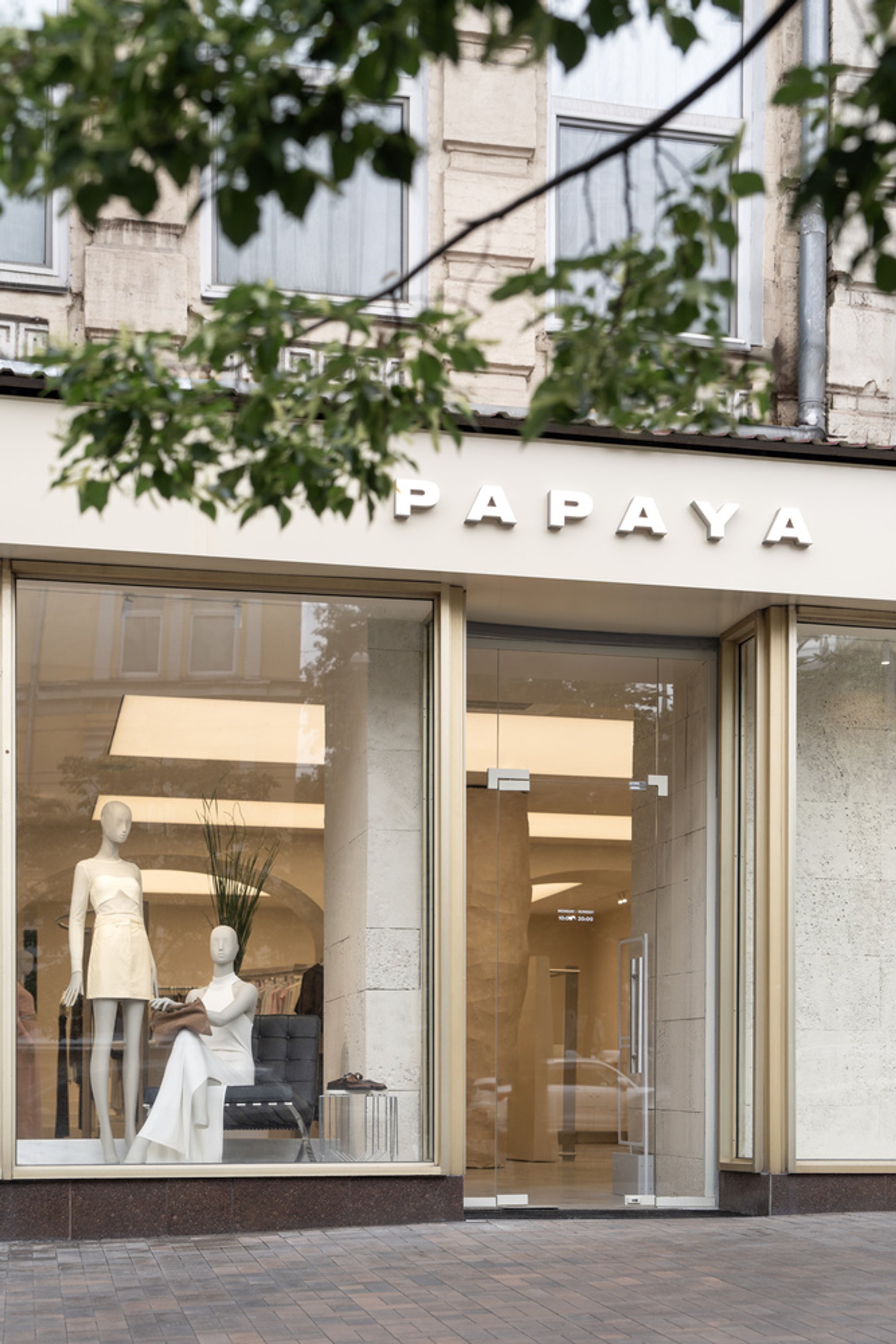 PAPAYA Brand Showroom by Between The Walls – A Dialogue Between History and Contemporary Design