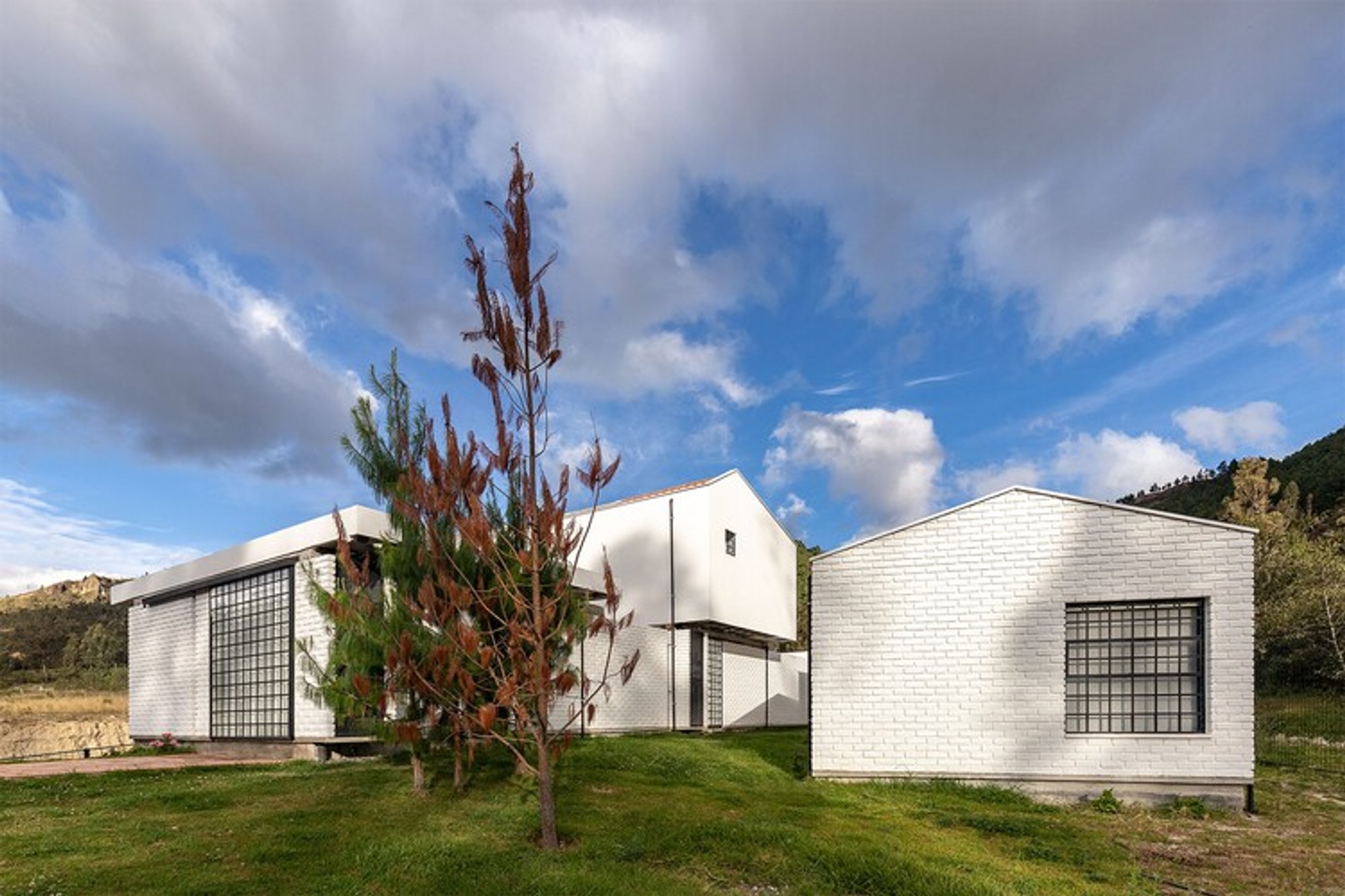 Villa La Carmela by DOSarq + BUDA + BEarq – Family-Oriented Modern Residence in Loja, Ecuador