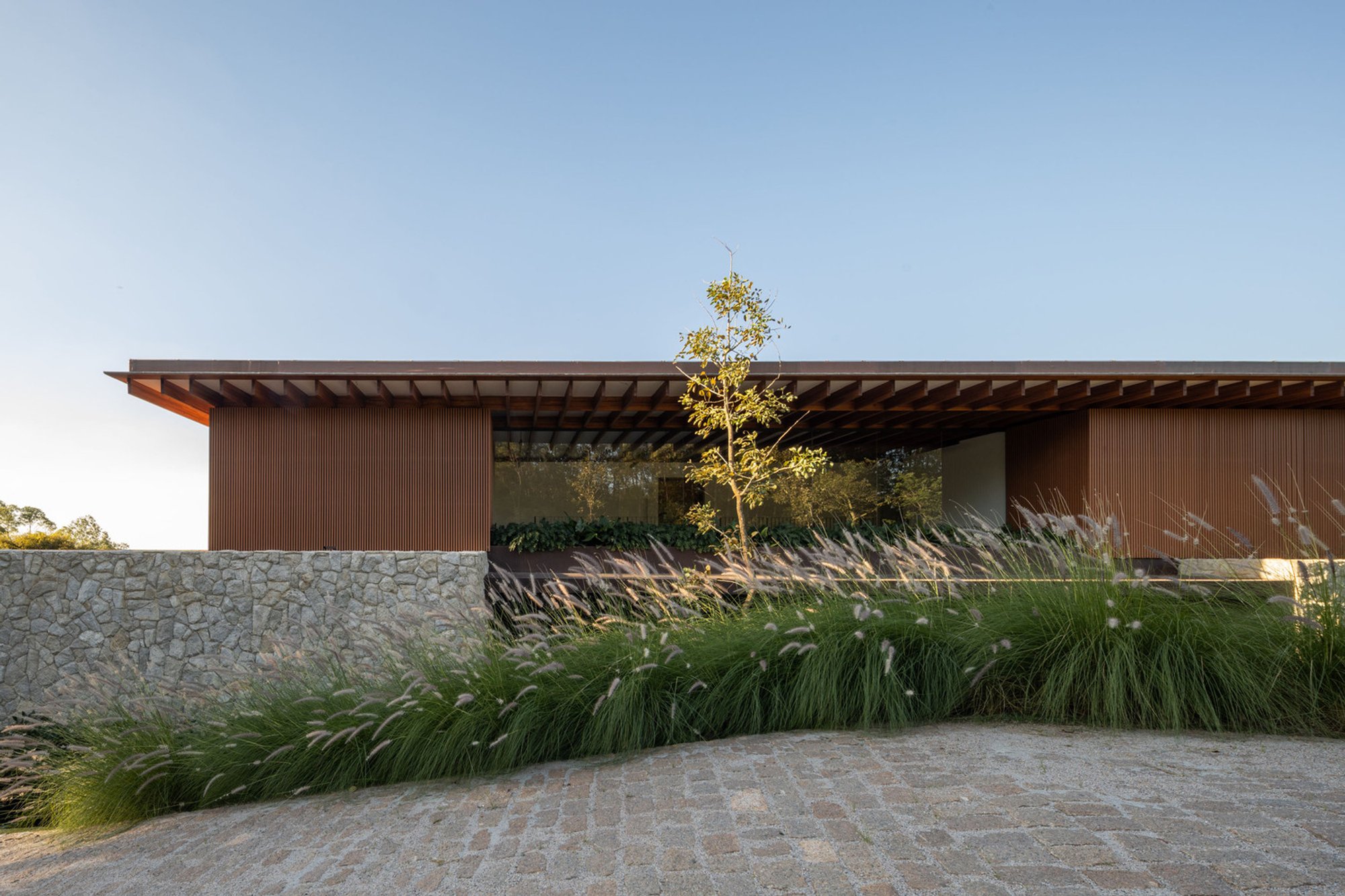 House D+J by Pablo Lanza Arquitetura: A Contemporary Family Retreat Embracing Nature and Leisure