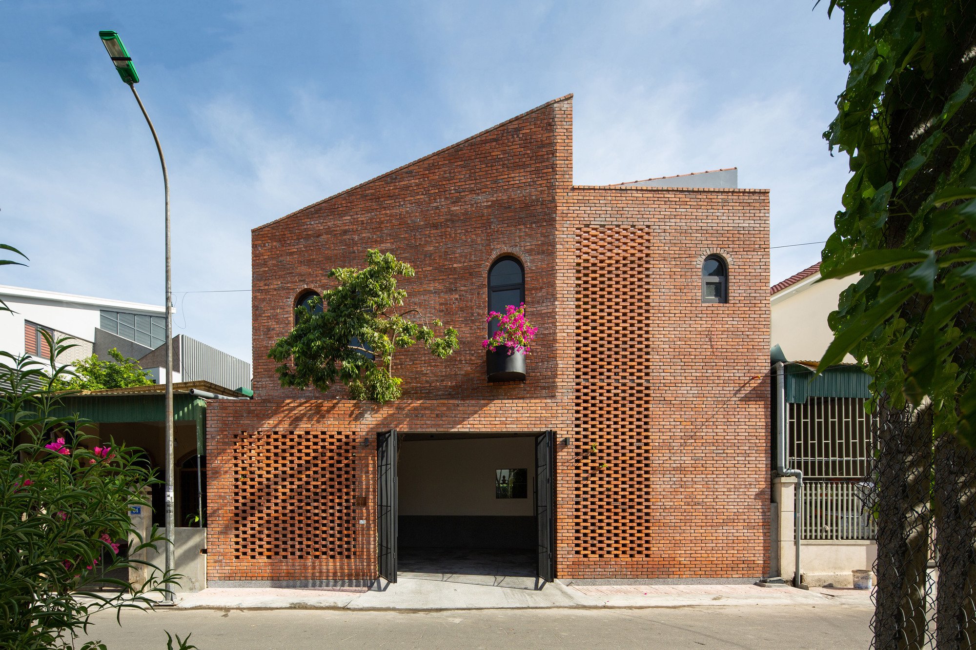 The Tiamo House by Dom Architect Studio: A Serene Urban Retreat in Hà Tĩnh, Vietnam