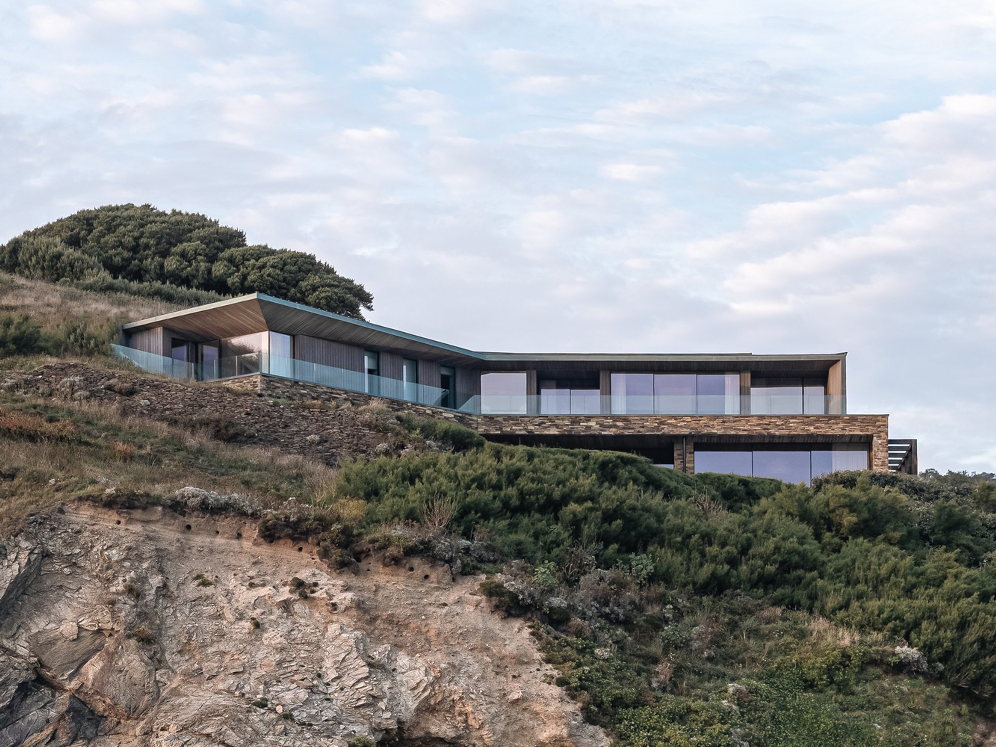 Two-Family House by Rundell Associates – Sustainable Seaside Retreat in North Cornwall