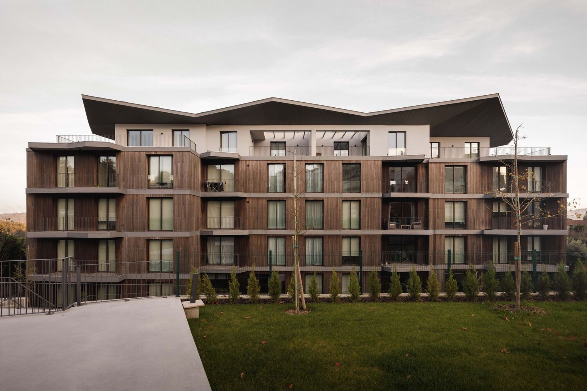 Riverside Condominium by MJARC Arquitectos – Sustainable Residential Architecture in Santa Comba Dão